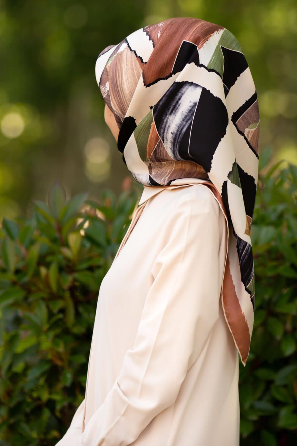 %100 Twill İpek Geometrik Desenli Bakır - Haki Renkli 90x90 Eşarp Dikim Şekli : El Dikişi