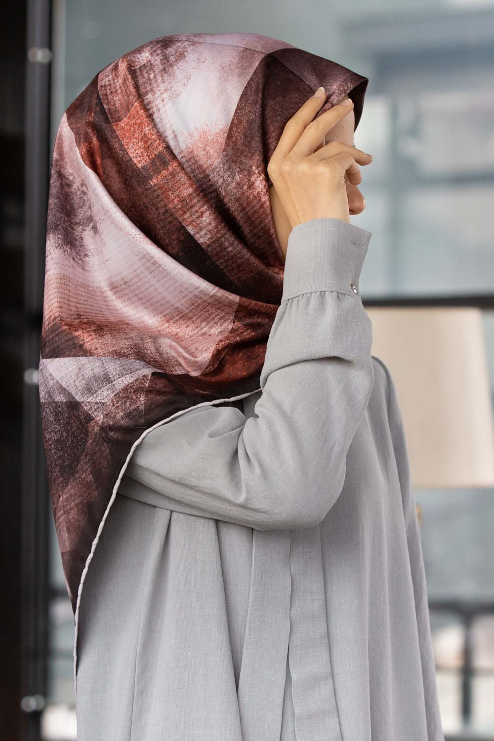 Twill Batik Desenli Taba Renkli 90x90 Eşarp (İpek İçermez) Dikim Şekli : El Dikişi