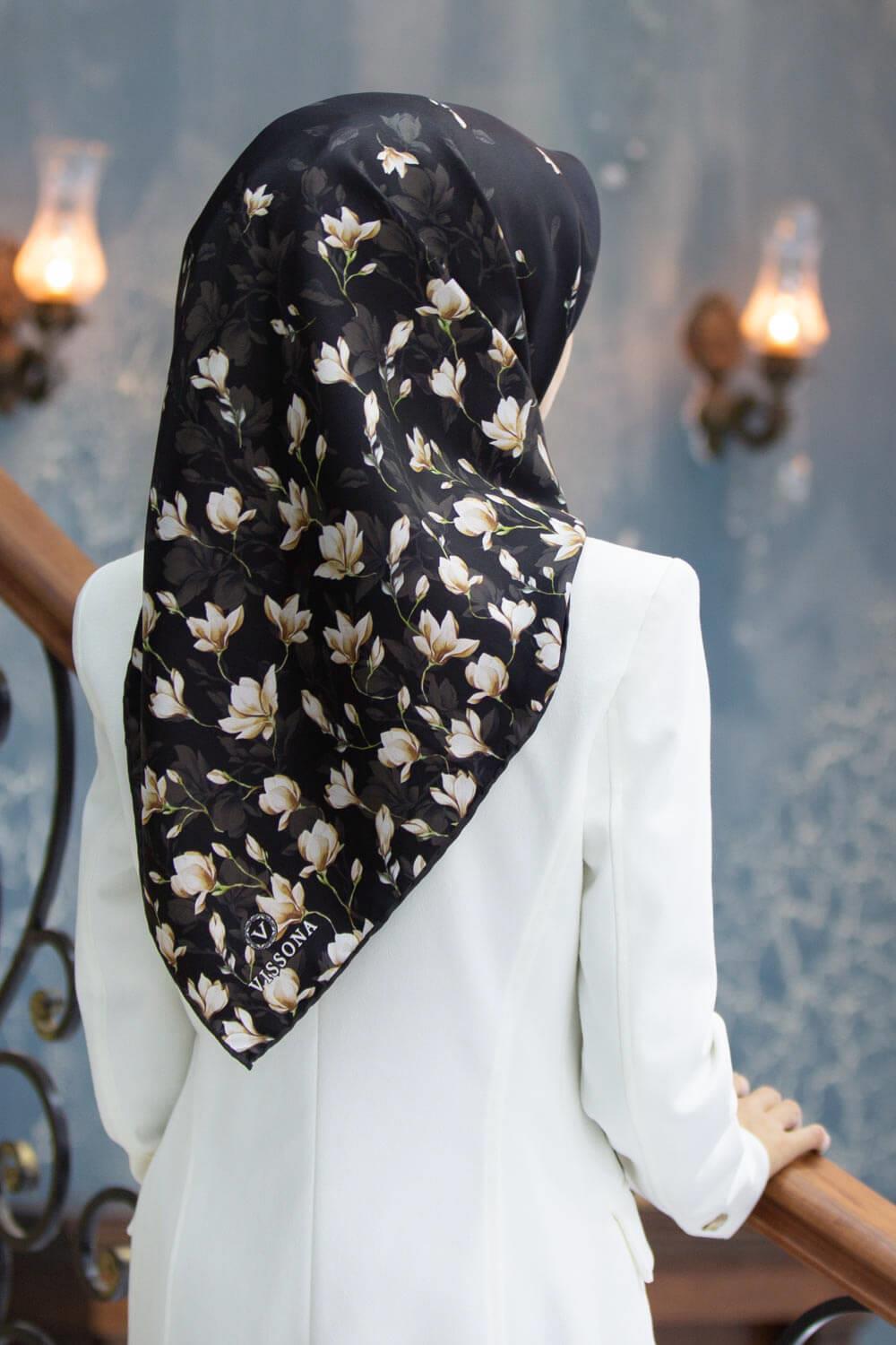 %100 Twill İpek Çiçek Desenli Siyah Renkli 90x90 Eşarp Dikim Şekli : El Dikişi