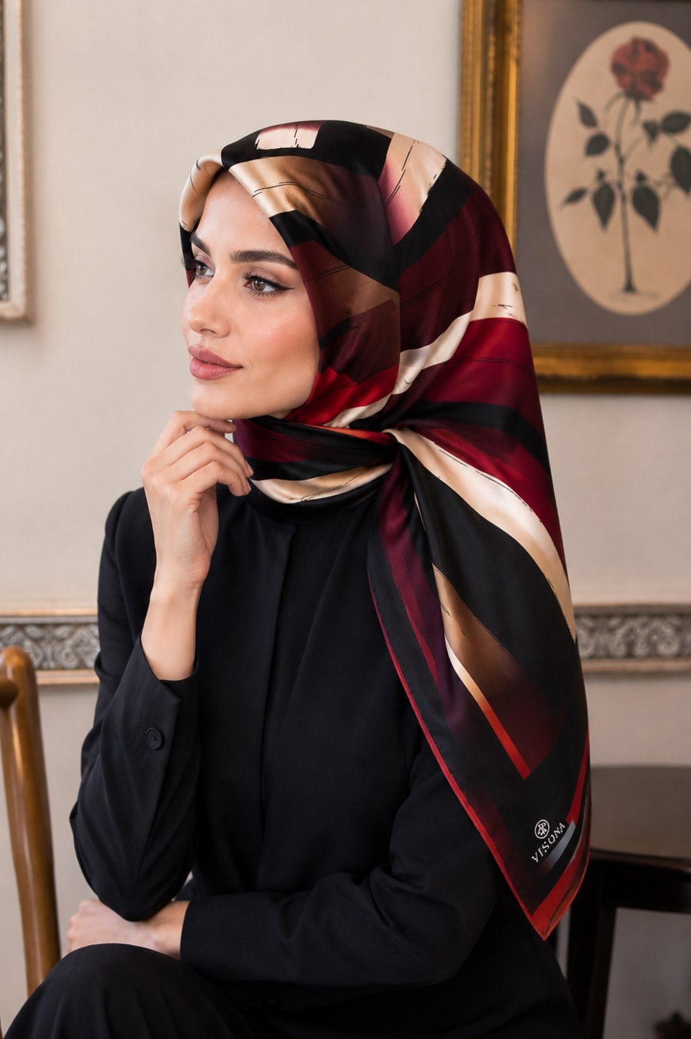 %57 İPEK %43 VİSKON Twill İpek Geometrik Fırça İzi Desenli Siyah - Bordo Renkli 90x90 Eşarp Dikim Şekli : El Dikişi