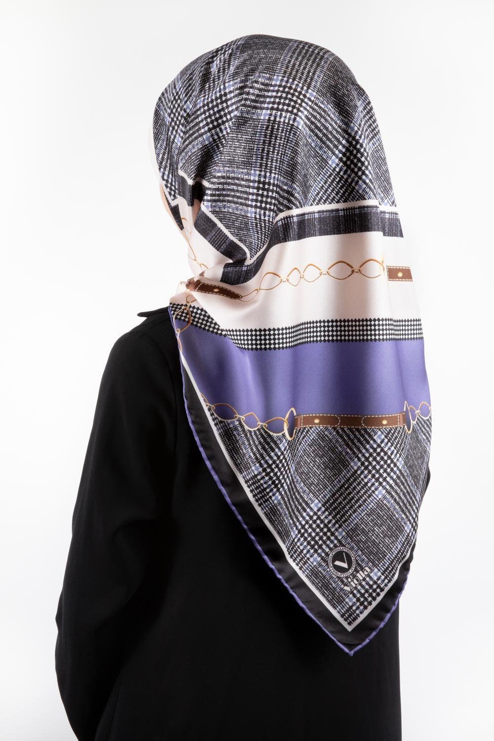 Twill Kemer ve Zincir Detaylı Ekose Desenli İndigo Renkli 90x90 Eşarp (İpek İçermez) Kenar Dikiş Şekli El Dikişli