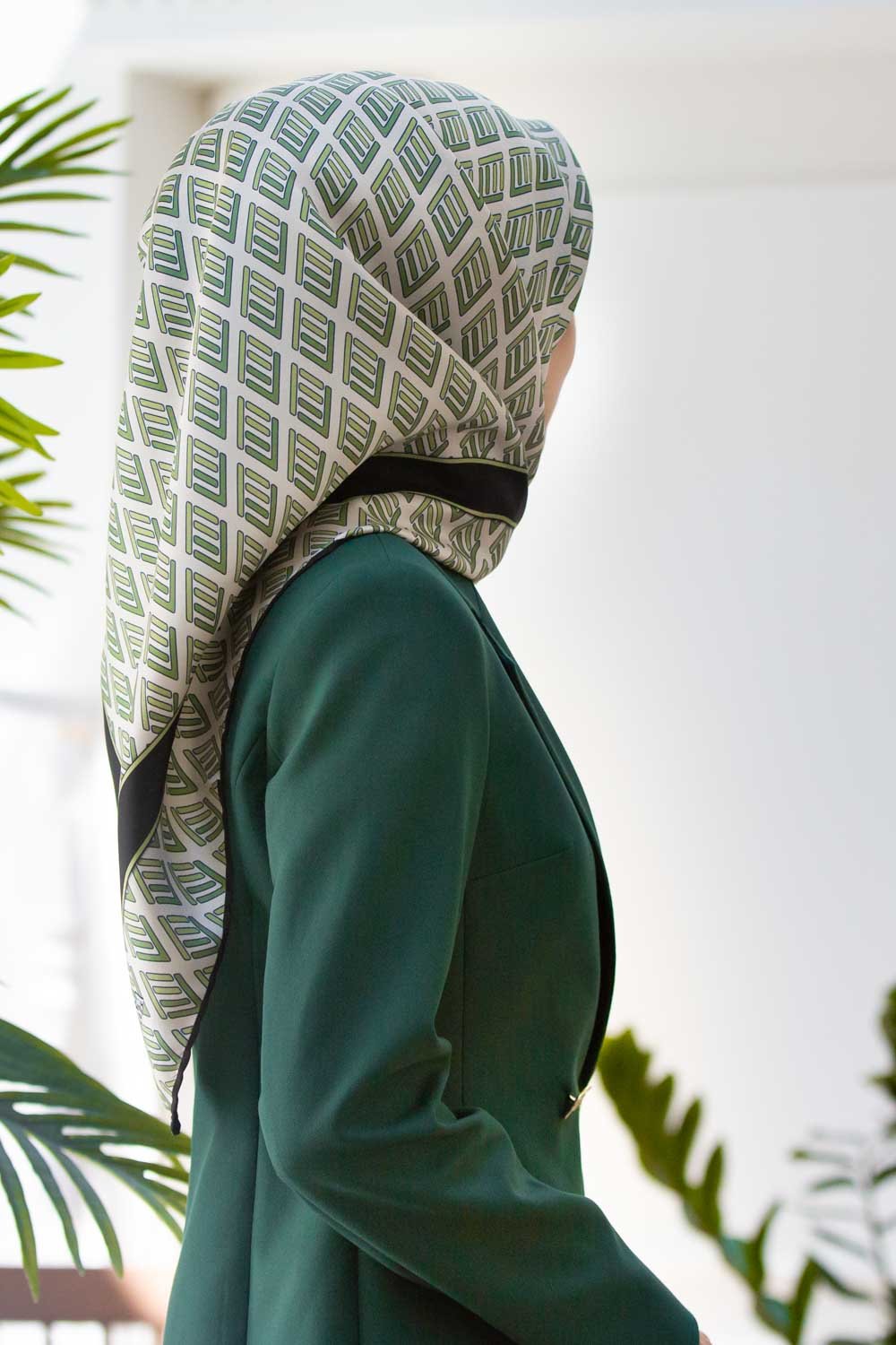 % 57 İPEK % 43 VİSKON Twill İpek Geometrik Desenli Krem - Çağla Renkli 90x90 Eşarp Dikim Şekli : El Dikişi