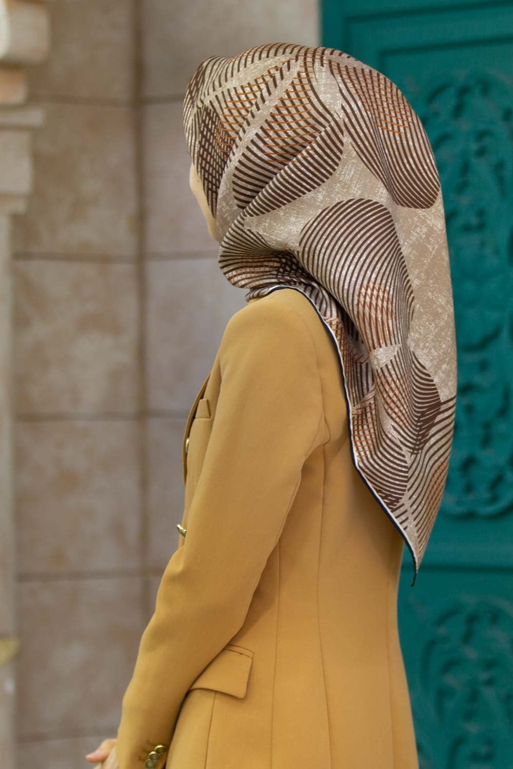 %100 Twill İpek Çizgili Çiçek Desenli Vizon - Taş Renkli 90x90 Eşarp Dikim Şekli : El Dikişi