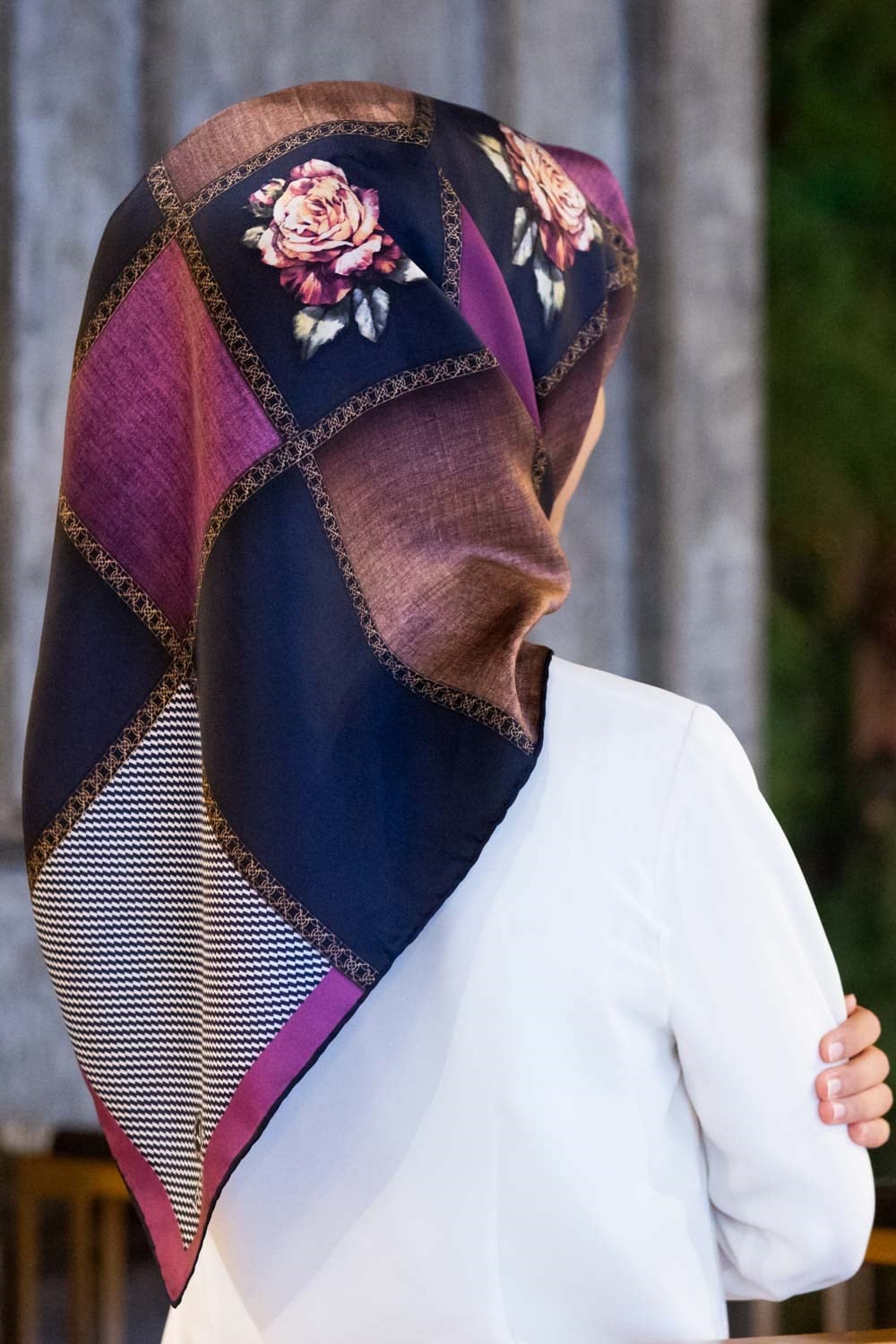 %100 Twill İpek Dokulu Çiçekli Ve Geometrik Desenli Lacivert - Mürdüm Renkli 90x90 Eşarp Dikim Şekli : El Dikişi