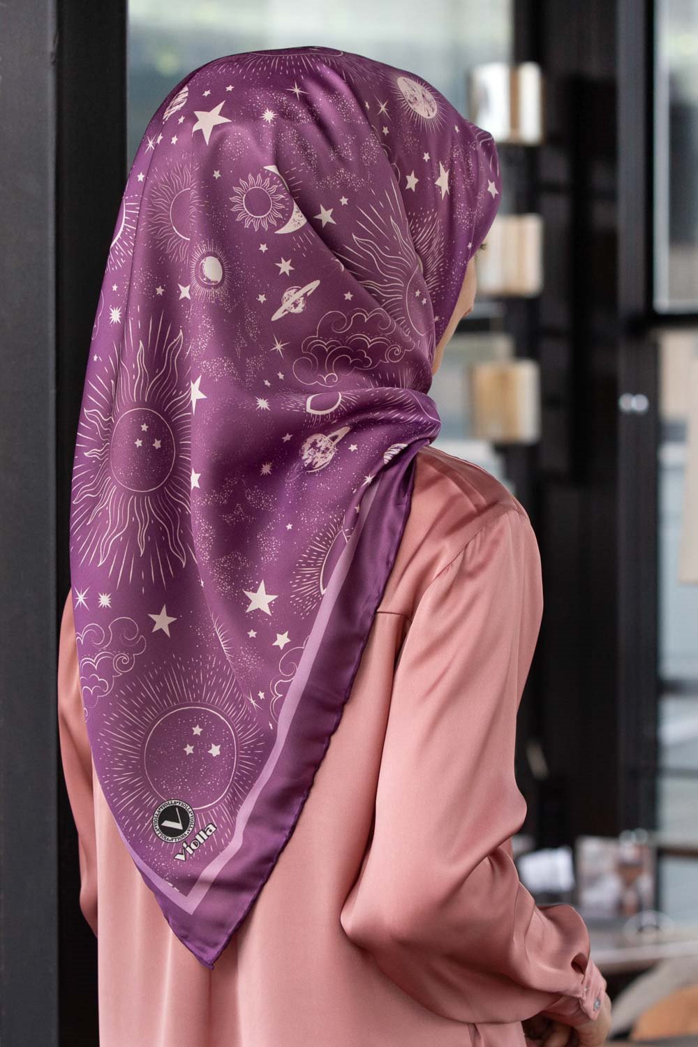 Twill Galaksi Desenli Lila Renkli 90x90 Eşarp (İpek İçermez) Dikim Şekli : El Dikişi