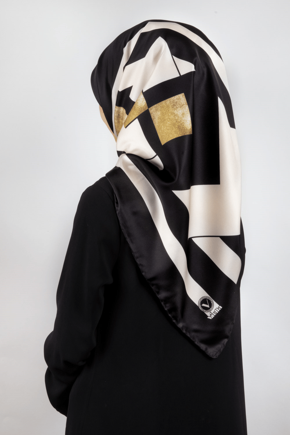 Twill Çizgili ve Gold Desenli Siyah Renkli 90x90 Eşarp (İpek İçermez) Kenar Dikiş Şekli El Dikişli