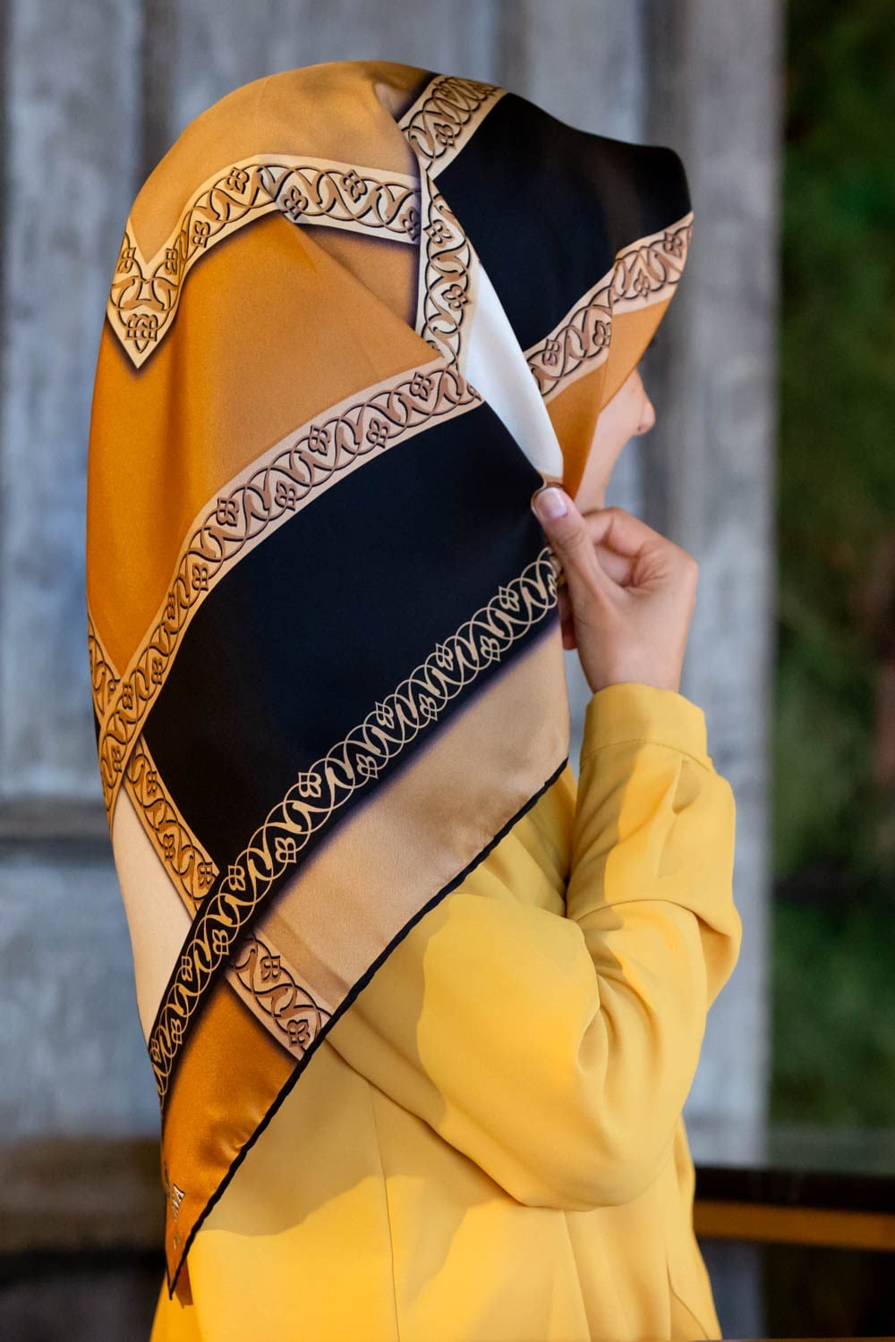 %100 Twill İpek Geometrik Desenli Gold - Siyah Renkli 90x90 Eşarp Dikim Şekli : El Dikişi