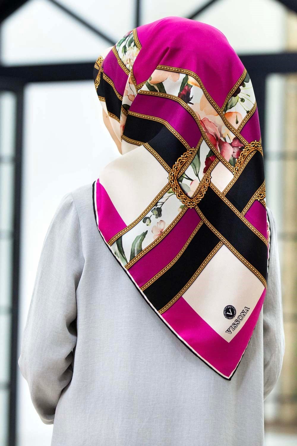 100% Twill İpek Şeritli Çiçek Desenli Fuşya - Krem Renkli 90x90 Dikim Şekli : El Dikişi Eşarp