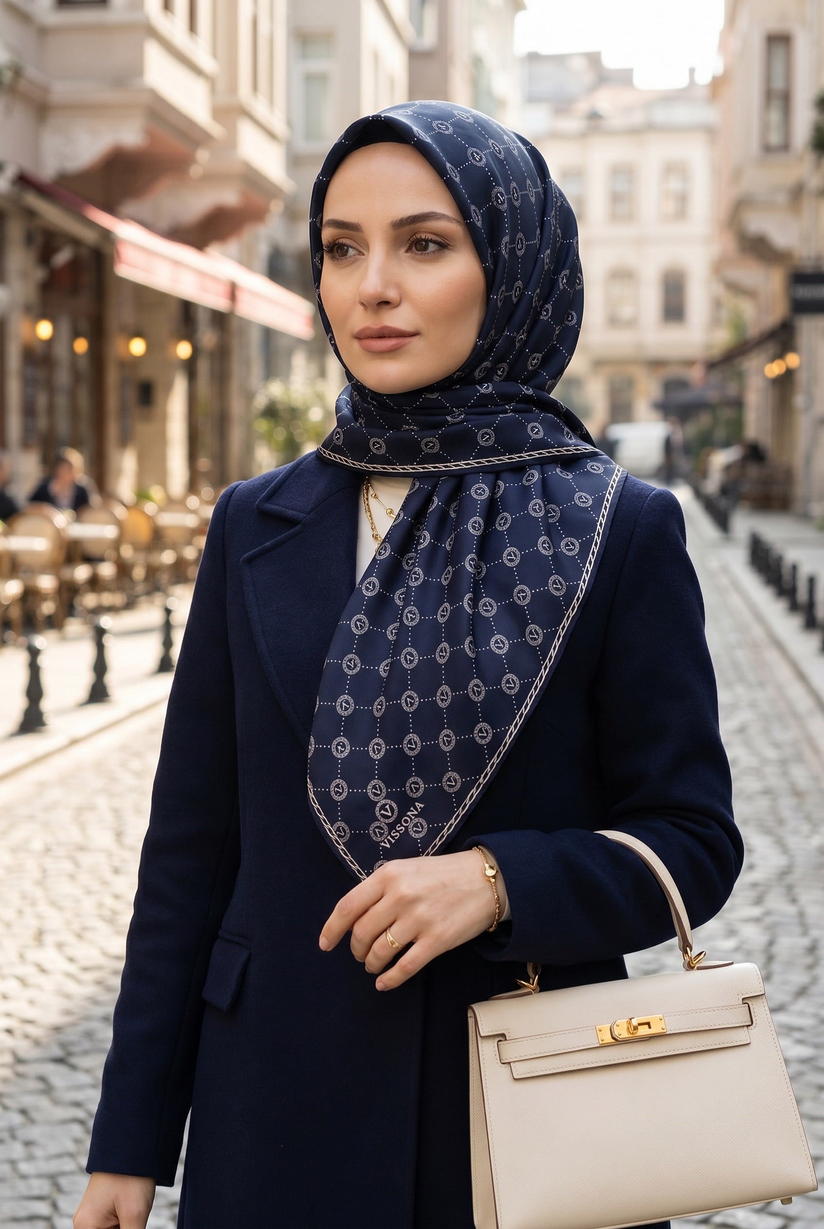 %100 Twill İpek Monogram Desenli Lacivert Renkli 90x90 Eşarp Dikim Şekli : El Dikişi
