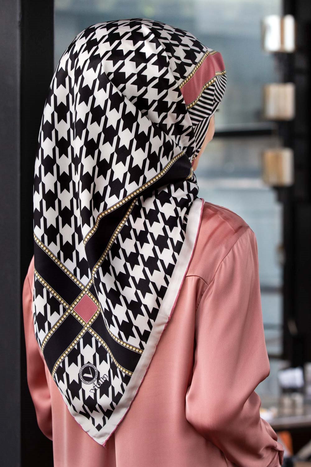 Twill Kazayağı Desenli Pudra Renkli 90x90 Eşarp (İpek İçermez) Kenar Dikiş Şekli El Dikişli