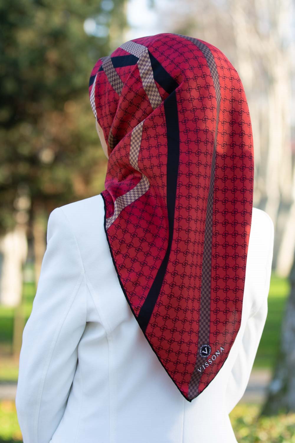 %57 İPEK %43 VİSKON Twill İpek Monogram Ve Şerit Desenli Bordo - Siyah Renkli 90x90 Eşarp Dikim Şekli : El Dikişi