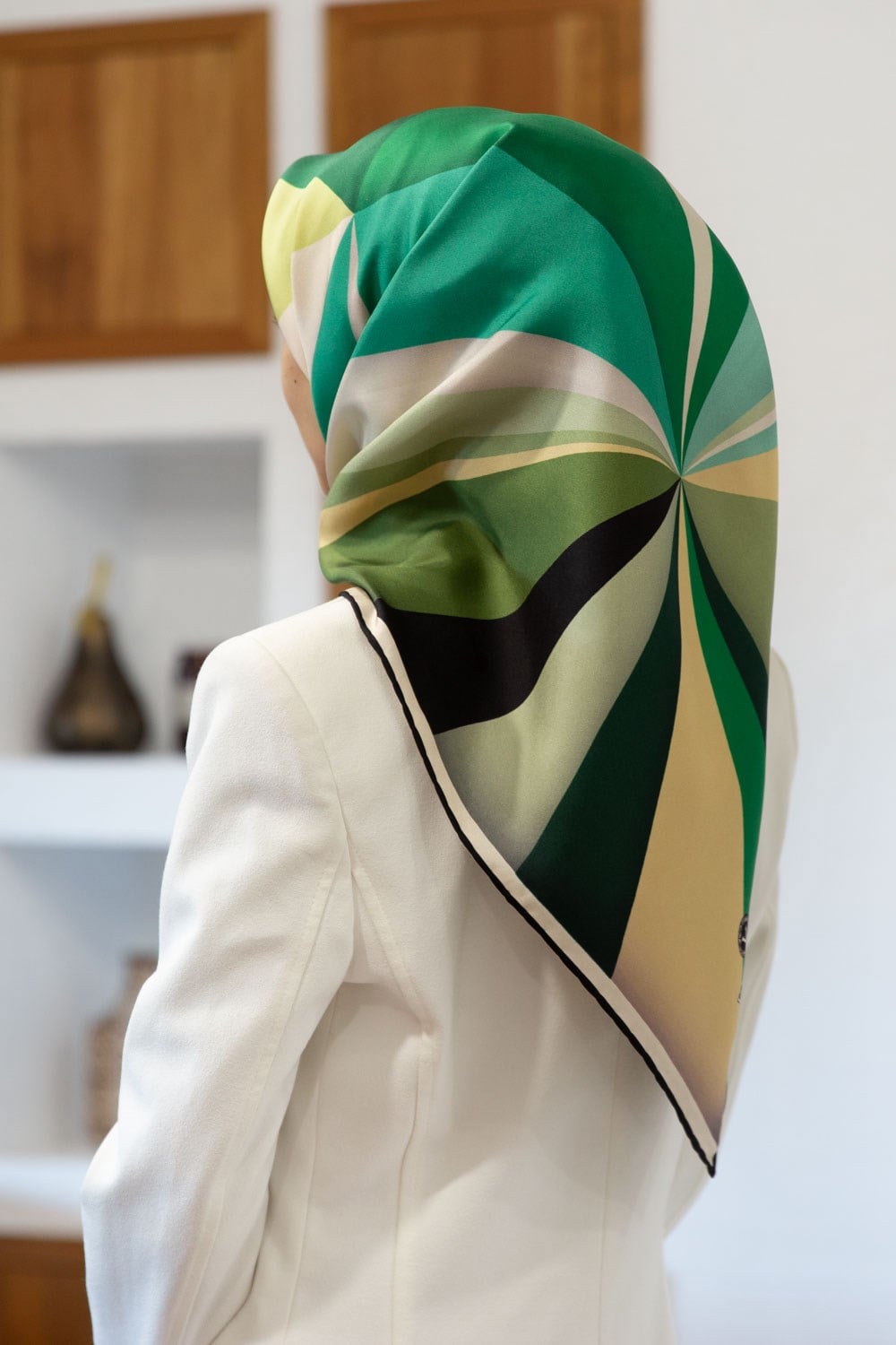 %100 Twill İpek Geometrik Desenli Zümrüt Yeşili Renkli 90x90 Eşarp Dikim Şekli : El Dikişi