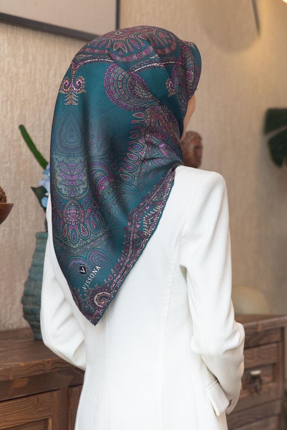 %100 Twill İpek Şal Desenli Petrol Yeşili Renkli 90x90 Eşarp Dikim Şekli : El Dikişi