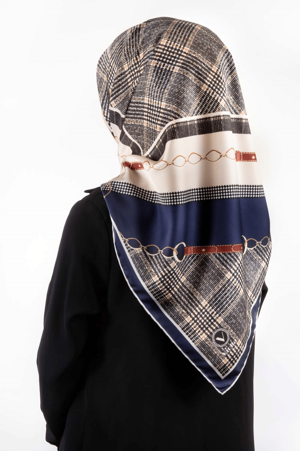 Twill Kemer ve Zincir Detaylı Ekose Desenli Lacivert Renkli 90x90 Eşarp (İpek İçermez) Kenar Dikiş Şekli El Dikişli
