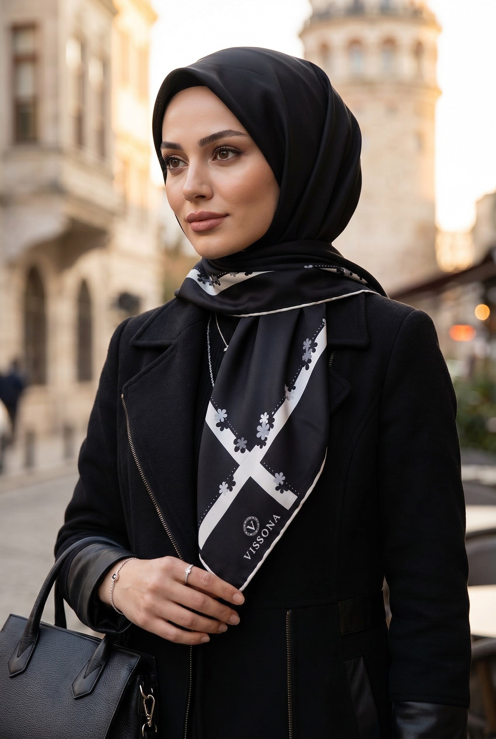 %100 Twill İpek Kenar Motifi Çiçek Desenli Siyah - Krem Renkli 90x90 Eşarp Dikim Şekli : El Dikişi