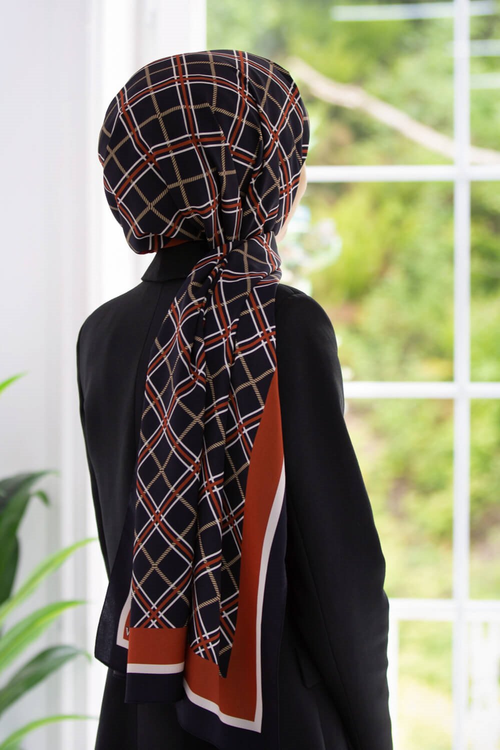 LÜKS MEDİNE İPEĞİ EKOSE DESENLİ SİYAH - BORDO RENKLİ 75X195 KIRIŞMAZ ŞAL MOSS KREP DİKİŞ TİPİ İTALYAN DİKİŞLİ