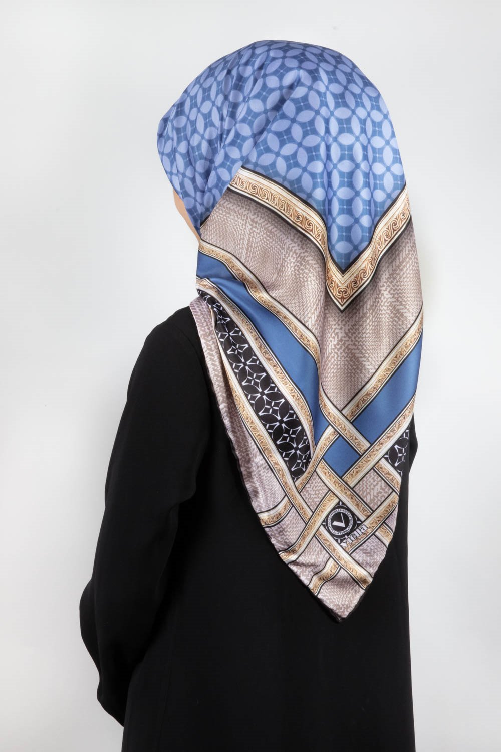 Twill Gold Bordürlü Geometrik Desenli Bebe Mavisi Renkli 90x90 Eşarp (İpek İçermez) Kenar Dikiş Şekli El Dikişli