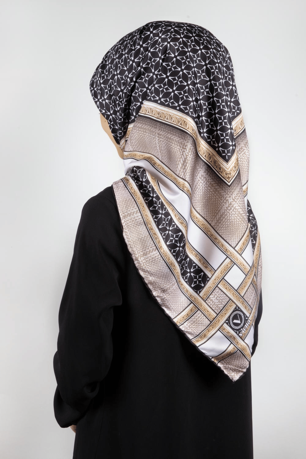 Twill Gold Bordürlü Geometrik Desenli Bej Renkli 90x90 Eşarp (İpek İçermez) Kenar Dikiş Şekli El Dikişli