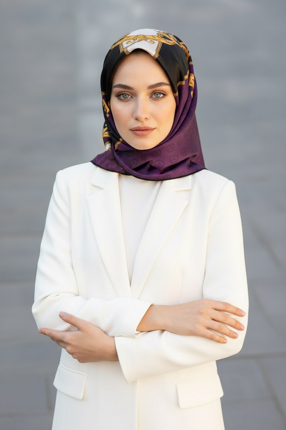 %100 Twill İpek Monogram Ve Barok Desenli Mürdüm - Siyah Renkli 90x90 Eşarp Dikim Şekli : El Dikişi