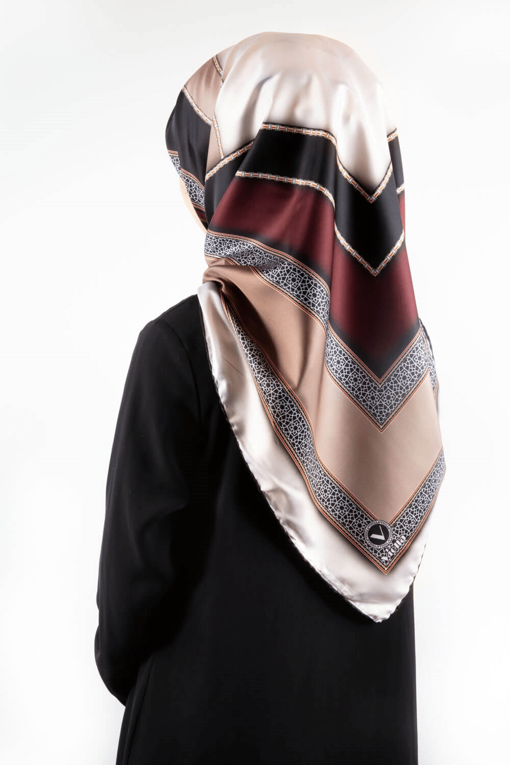 Twill Gold Detaylı ve Antik Motif Desenli Bordo Renkli 90x90 Eşarp (İpek İçermez) Kenar Dikiş Şekli El Dikişli