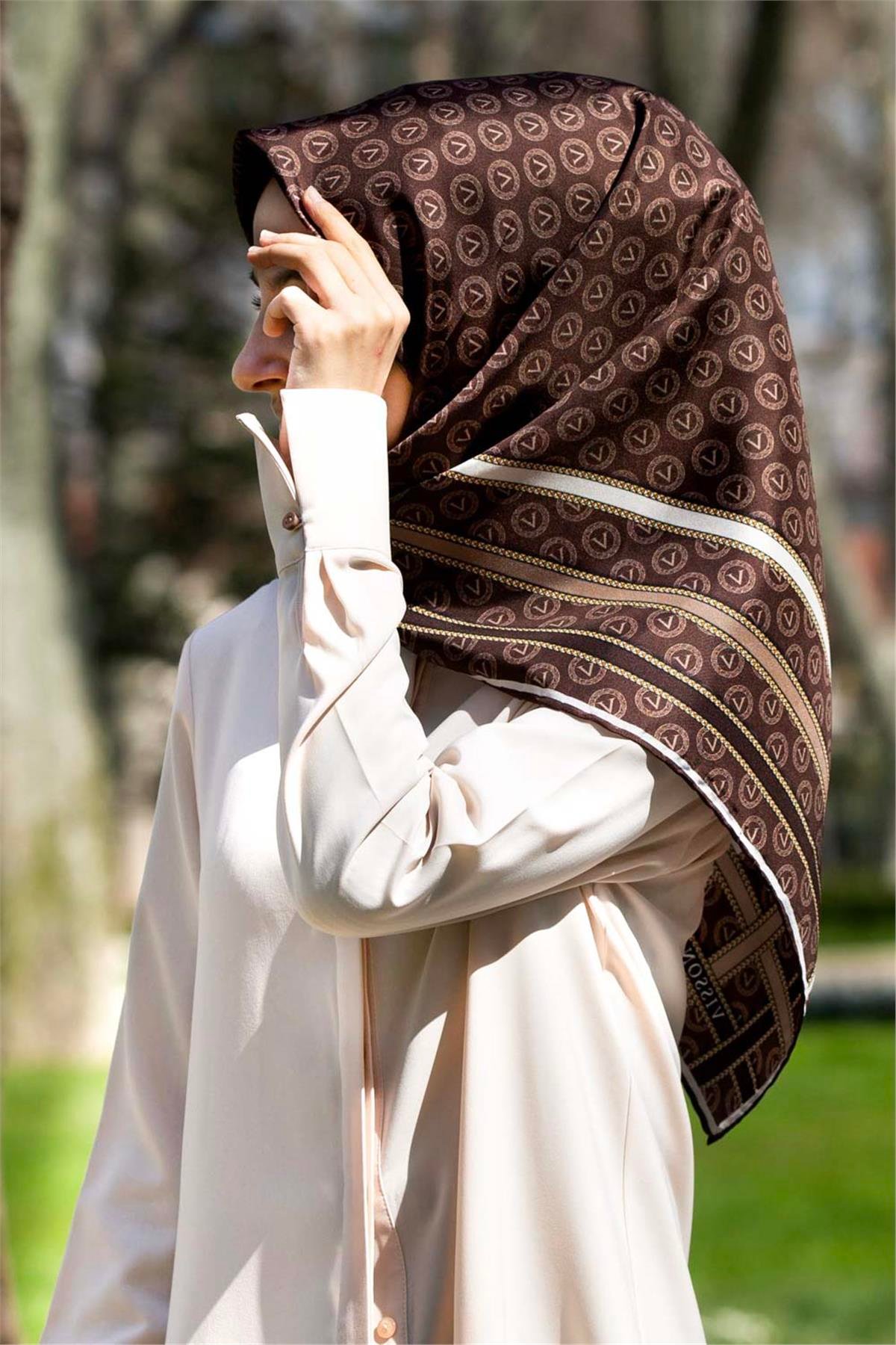%100 Twill İpek Monogram Desenli Kahverengi - Bej Renkli 90x90 Eşarp Dikim Şekli : El Dikişi