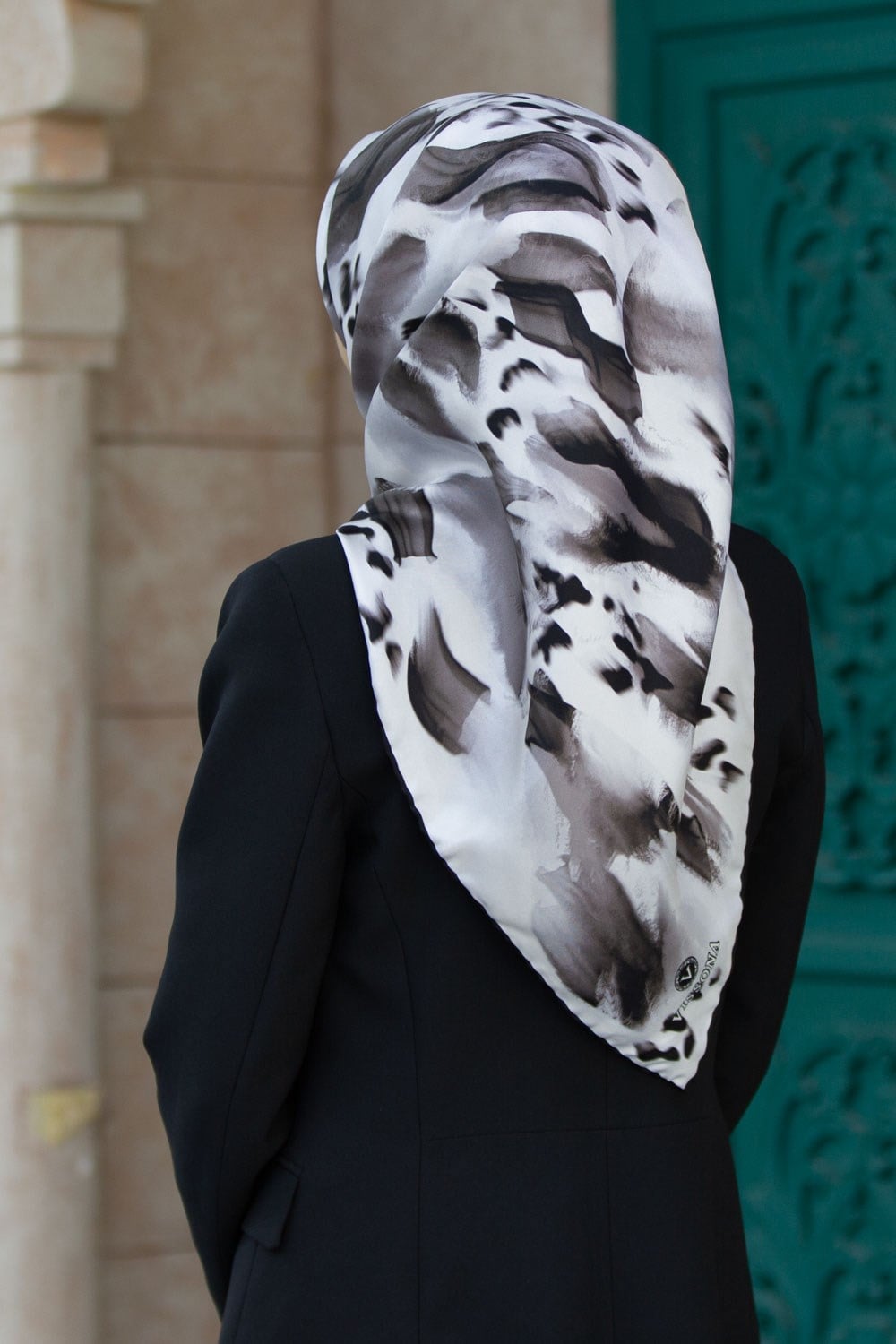 %100 Twill İpek Batik Desenli Siyah - Beyaz Renkli 90x90 Eşarp Dikim Şekli : El Dikişi