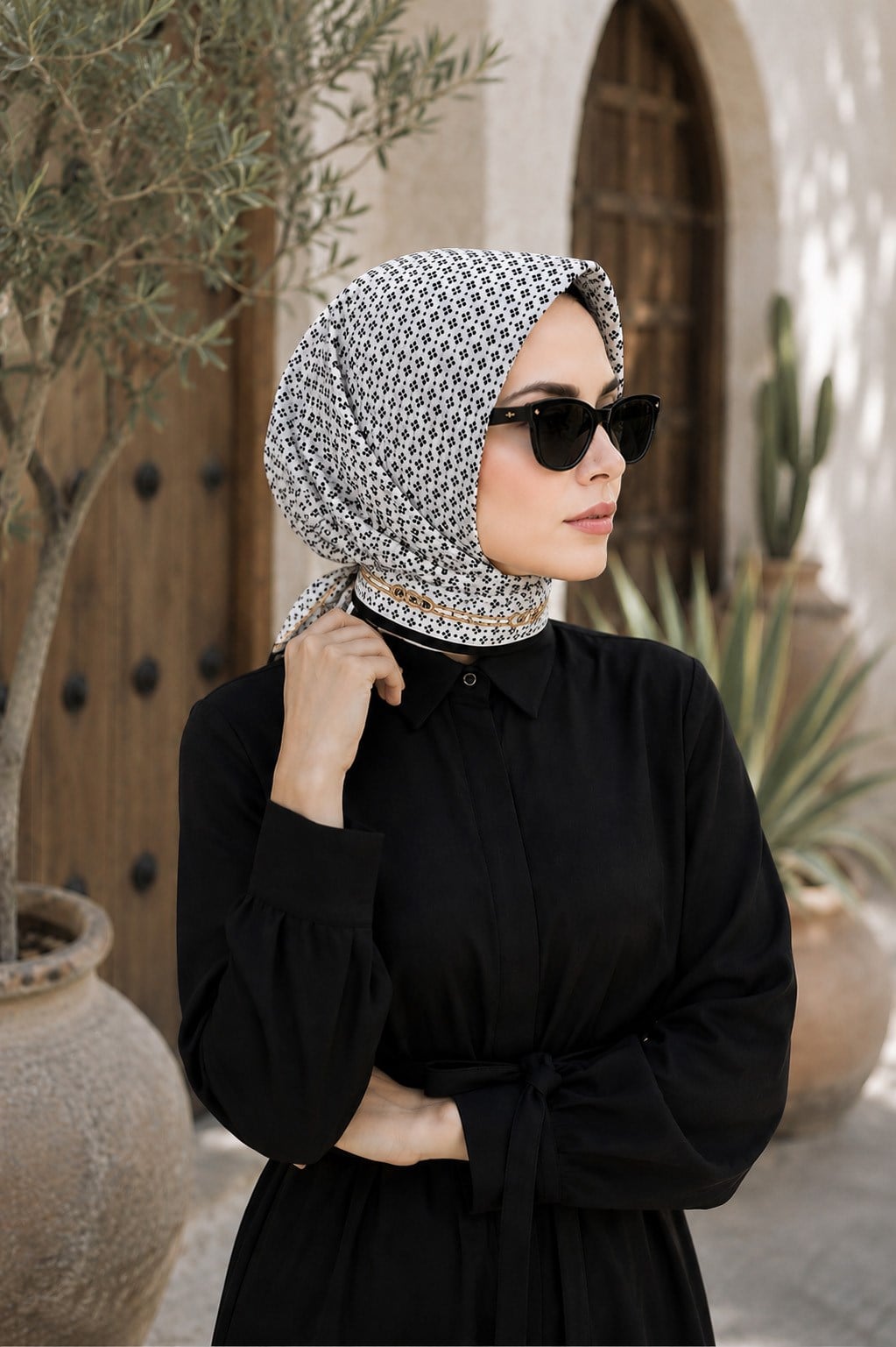 %57 İPEK %43 VİSKON Twill İpek Zincir Desenli Krem - Siyah Renkli 90x90 Eşarp Dikim Şekli : El Dikişi