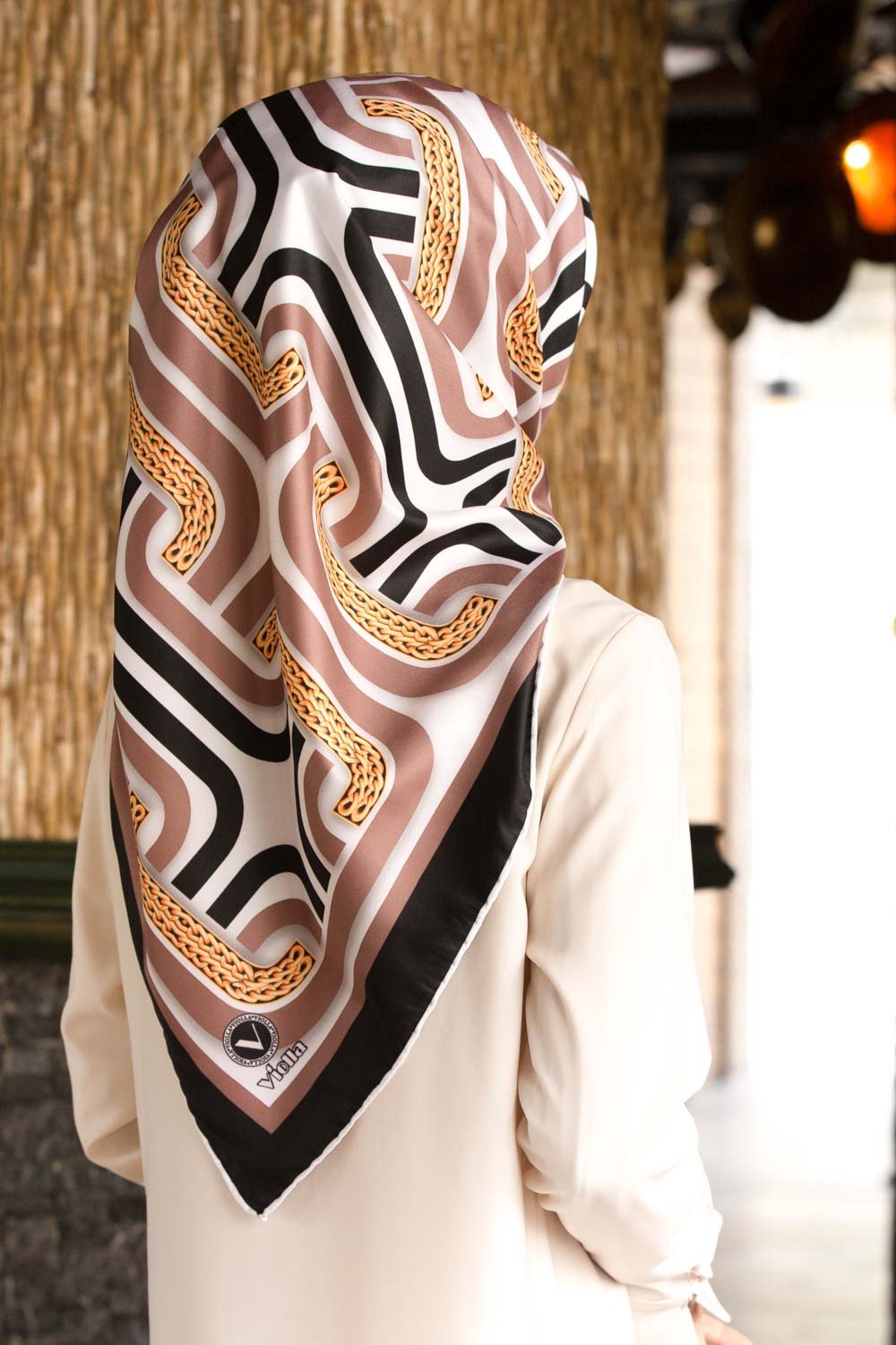 Twill Geometrik Zincir Desenli Bej Renkli 90x90 Eşarp (İpek İçermez) Kenar Dikiş Şekli El Dikişli