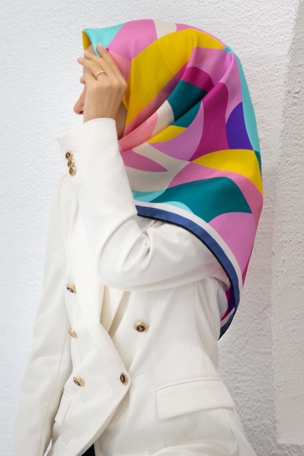 %100 Twill İpek Geometrik Desenli Pembe - Petrol Yeşili Renkli 90x90 Eşarp Dikim Şekli : El Dikişi