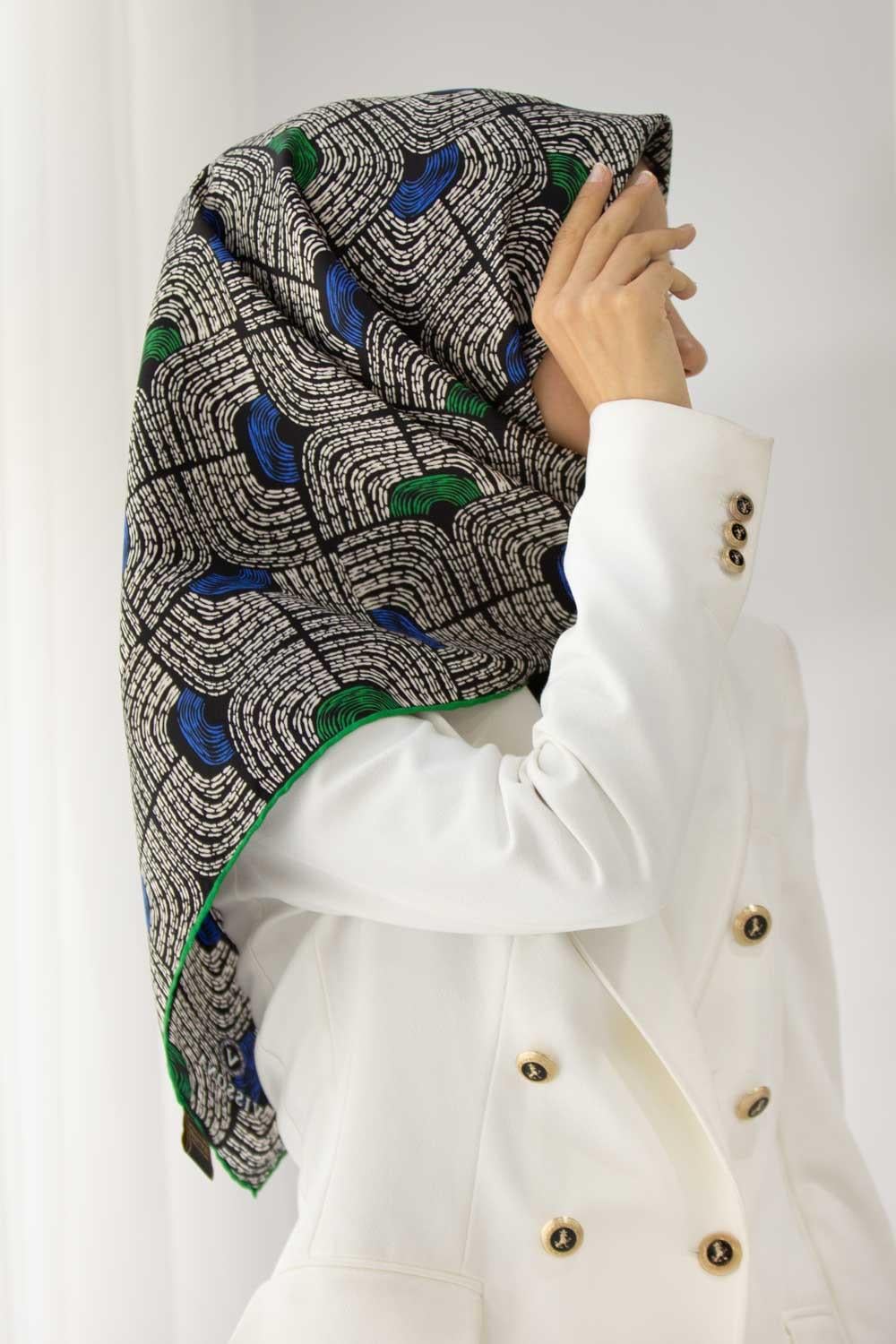 %100 Twill İpek Geometrik Desenli Saks - Zümrüt Yeşili Renkli 90x90 Eşarp Dikim Şekli : El Dikişi