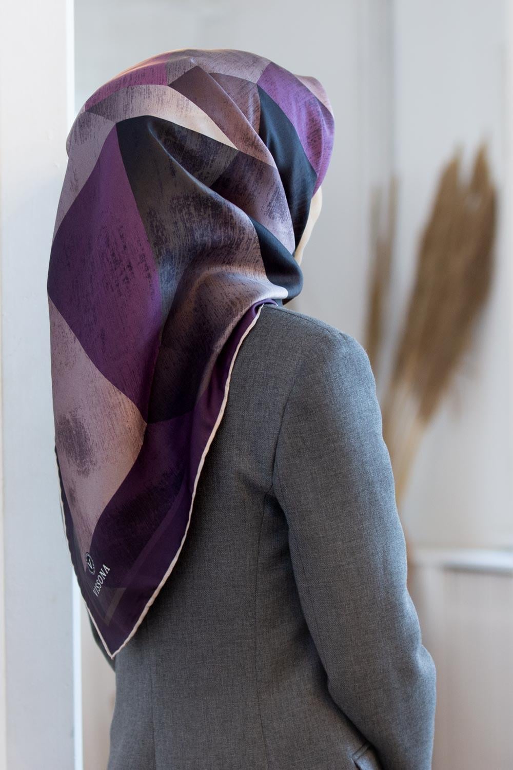 %100 Twill İpek Geometrik Desenli Gri - Gül Kurusu Renkli 90x90 Eşarp Dikim Şekli : El Dikişi