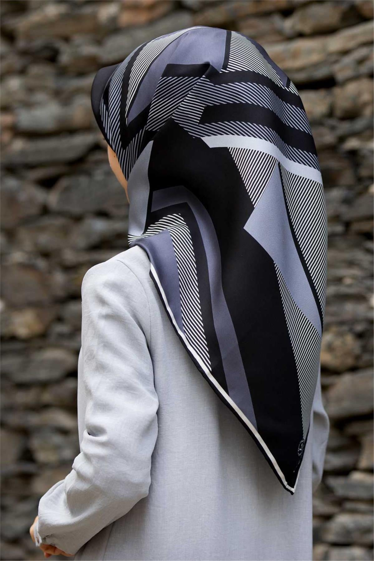 %100 Twill İpek Geometrik Desenli Siyah - Gri Renkli 90x90 Eşarp Dikim Şekli : El Dikişi