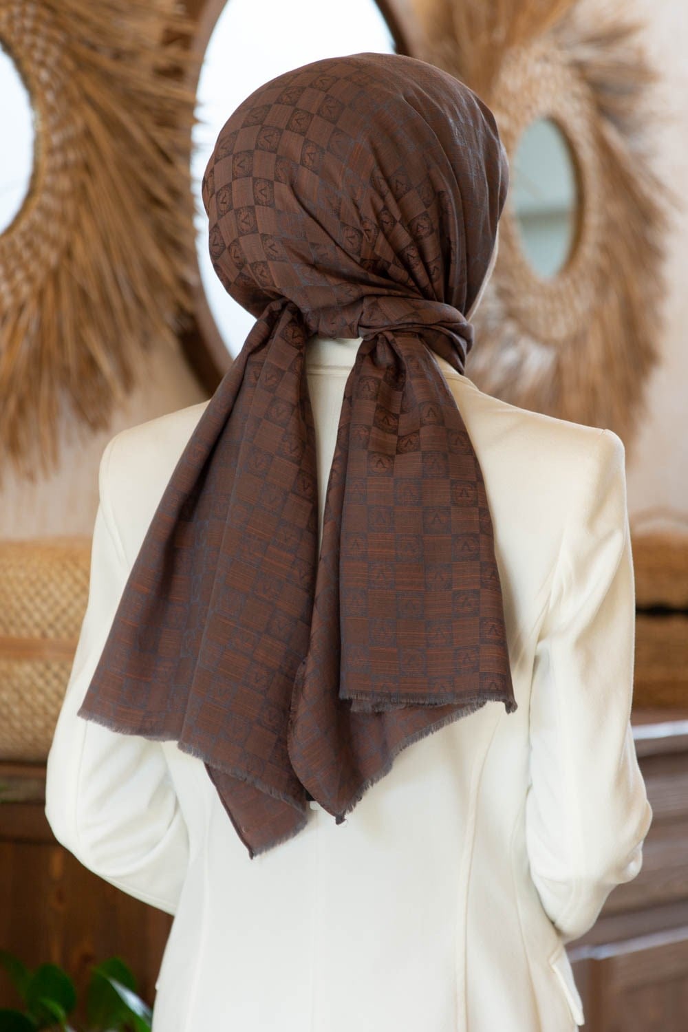 Vissona %57 İPEK %43 PAMUK Monogram Desenli Sütlükahve Renkli Şal -  70x190 Dikiş Tipi İtalyan Dikişli