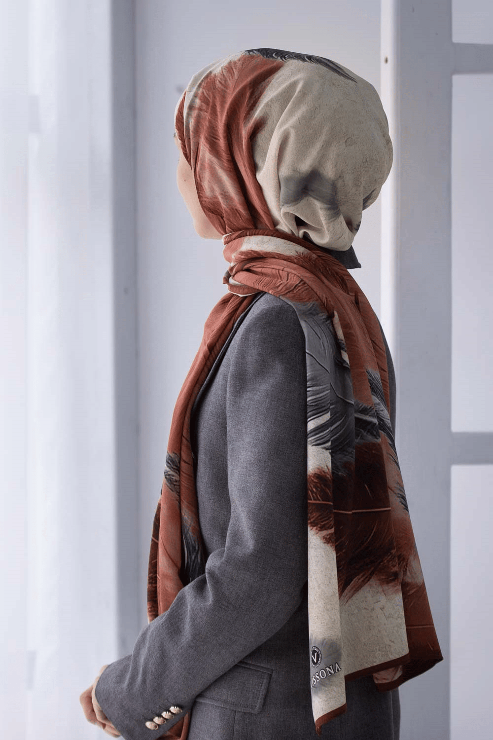 LÜKS MEDİNE İPEĞİ YAPRAK DESENLİ GÜL KURUSU - GRİ RENKLİ 75X195 KIRIŞMAZ ŞAL MOSS KREP DİKİŞ TİPİ İTALYAN DİKİŞLİ
