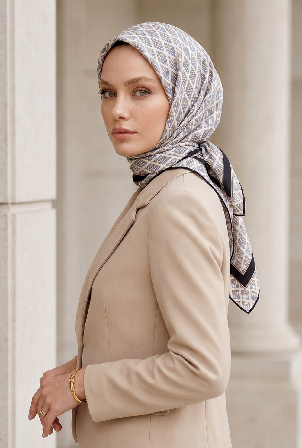% 57 İPEK % 43 VİSKON Twill İpek Geometrik Desenli Gri - Bej Renkli 90x90 Eşarp Dikim Şekli : El Dikişi