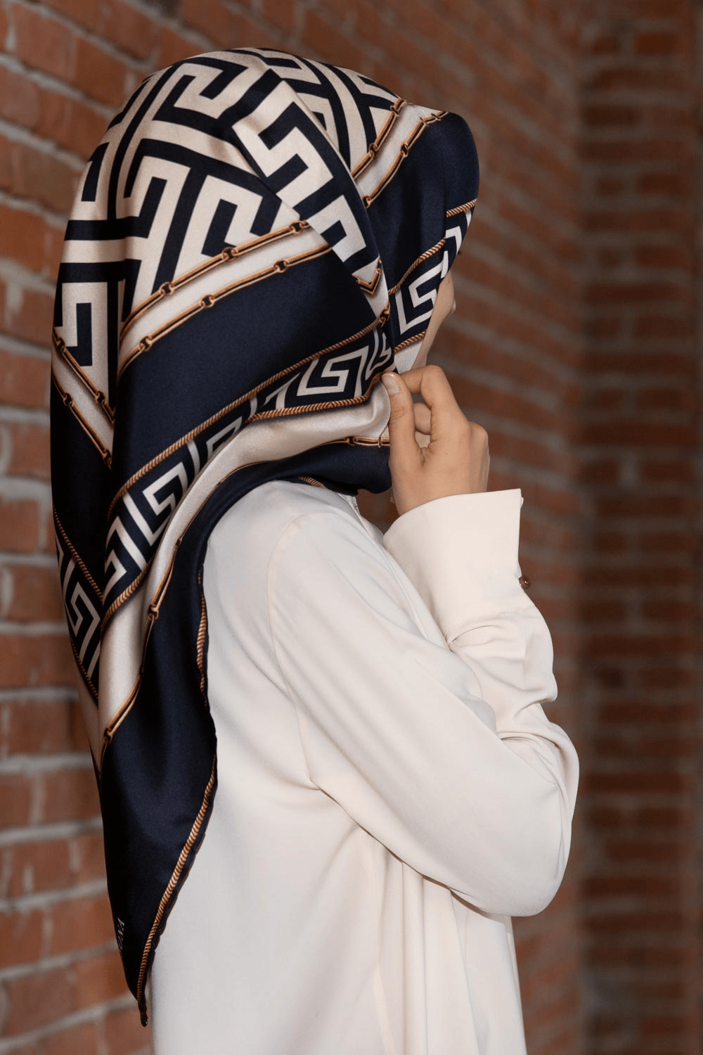 %100 Twill İpek Labirent Ve Geometrik Desenli Lacivert - Krem Renkli 90x90 Eşarp Dikim Şekli : El Dikişi