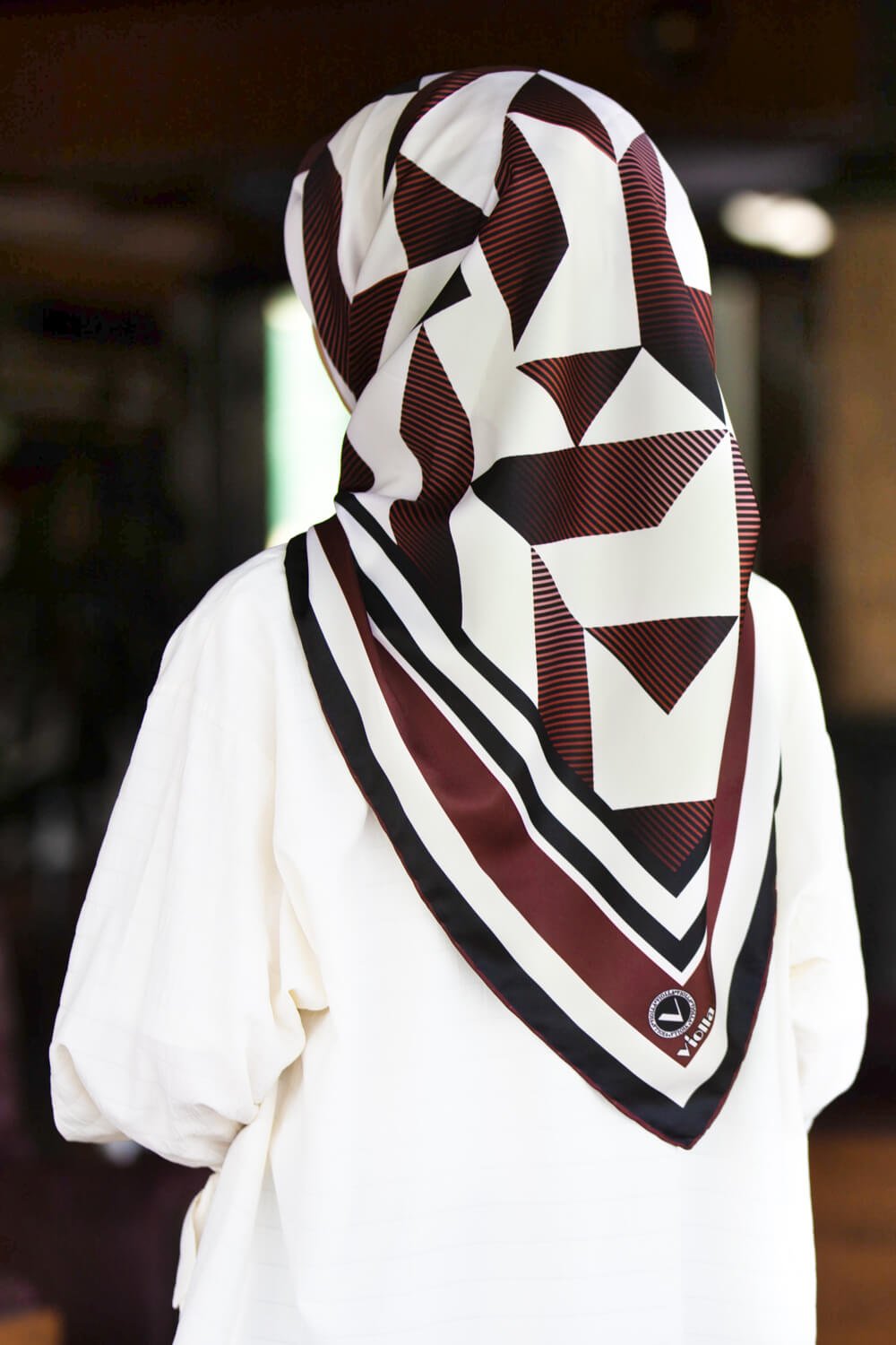 Twill Geometrik Desenli Şarabi Renkli 90x90 Eşarp (İpek İçermez) Kenar Dikiş Şekli El Dikişli