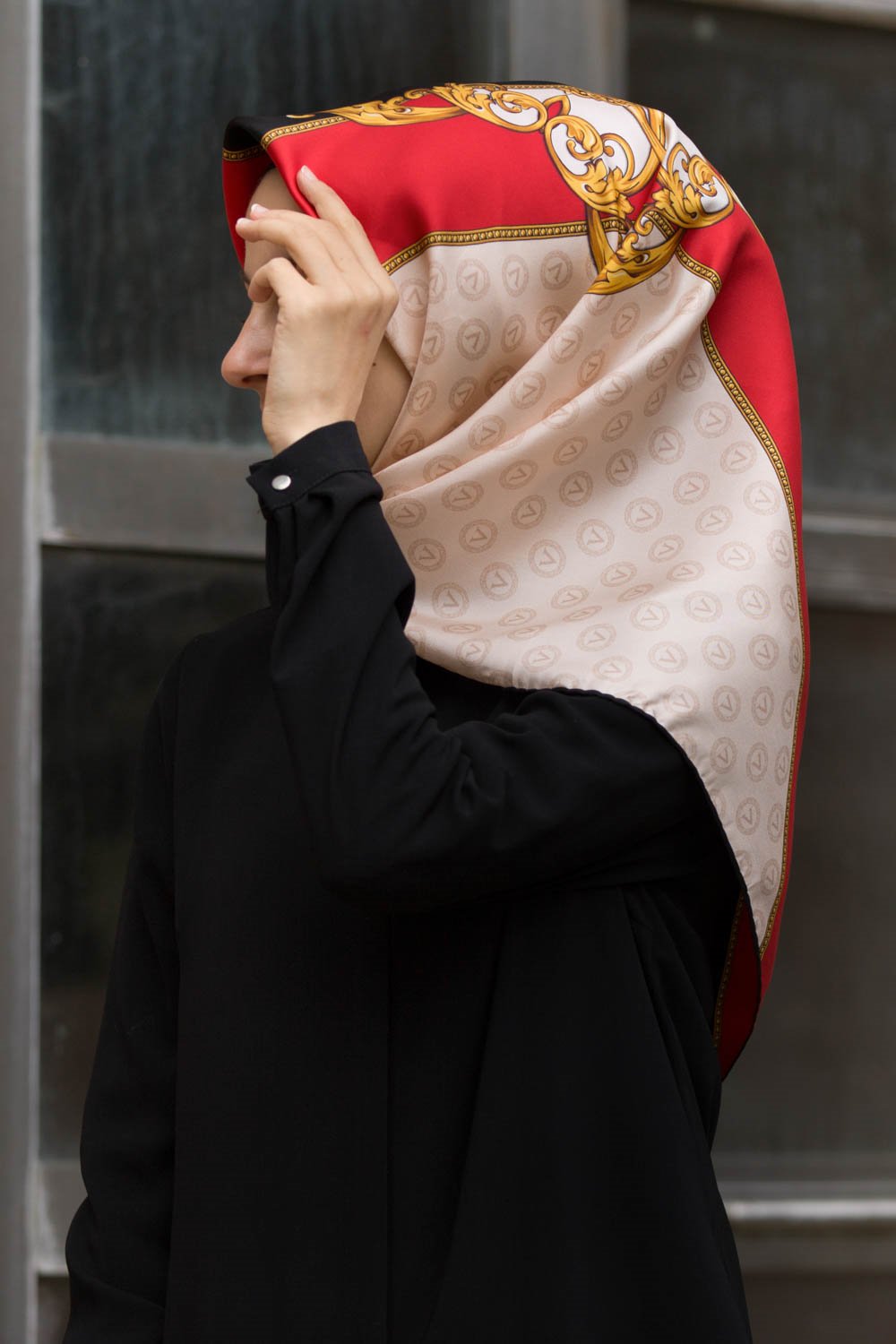 %100 Twill İpek Monogram Ve Barok Desenli Kırmızı - Krem Renkli 90x90 Eşarp Dikim Şekli : El Dikişi