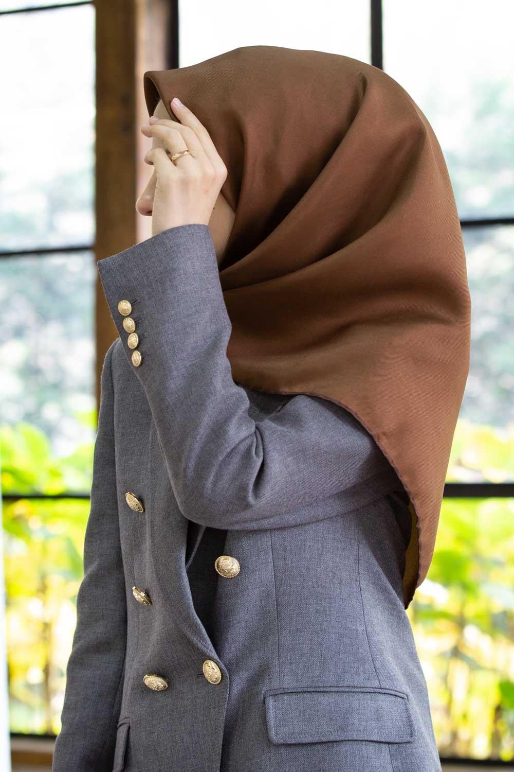 %100 Twill İpek Düz Sütlü Kahve Renkli Daha Tok Exclusive Serisi 90x90 Eşarp Dikim Şekli : El Dikişi