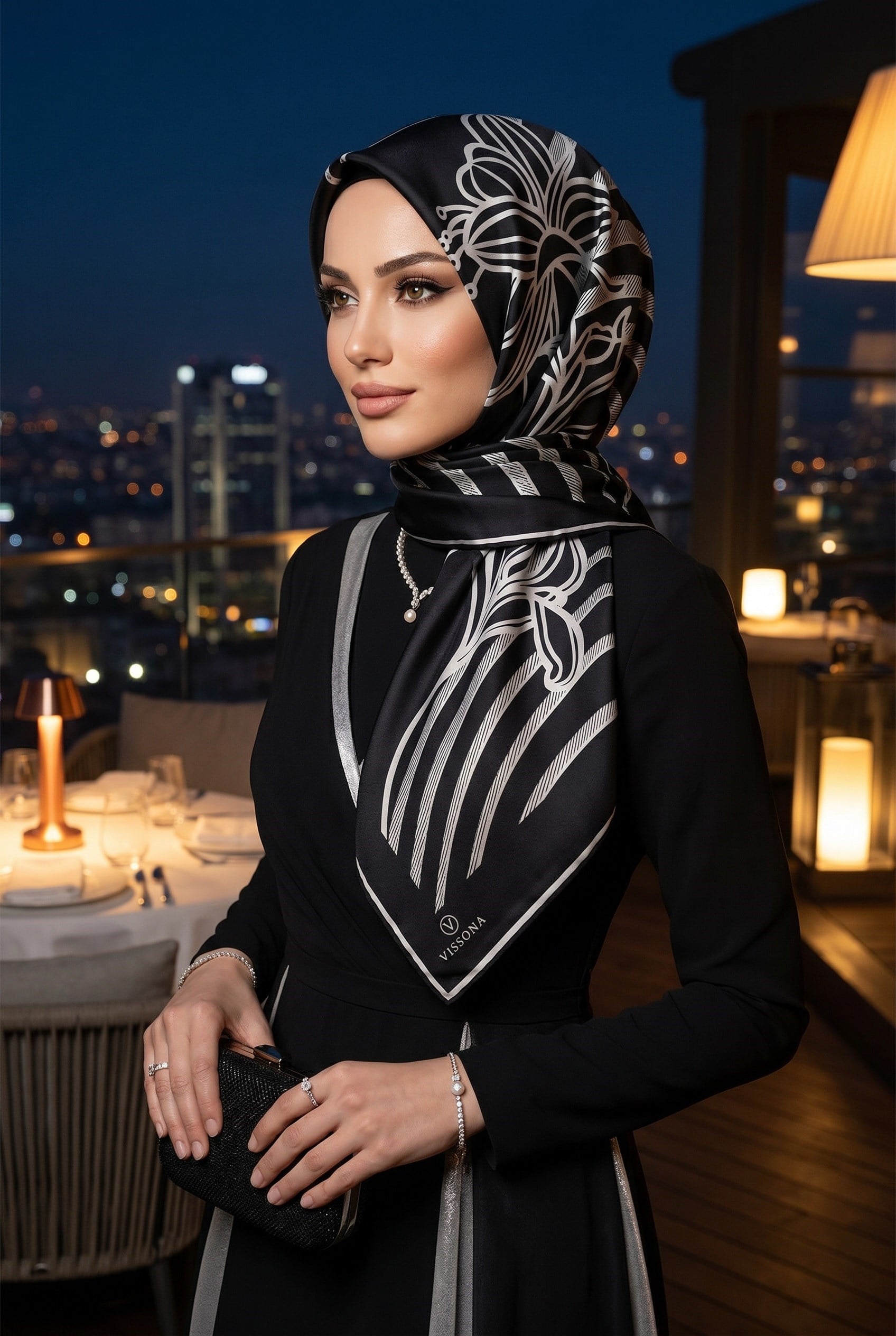 %100 Twill İpek Çizgili Çiçek Desenli Lacivert - Krem Renkli 90x90 Eşarp Dikim Şekli : El Dikişi
