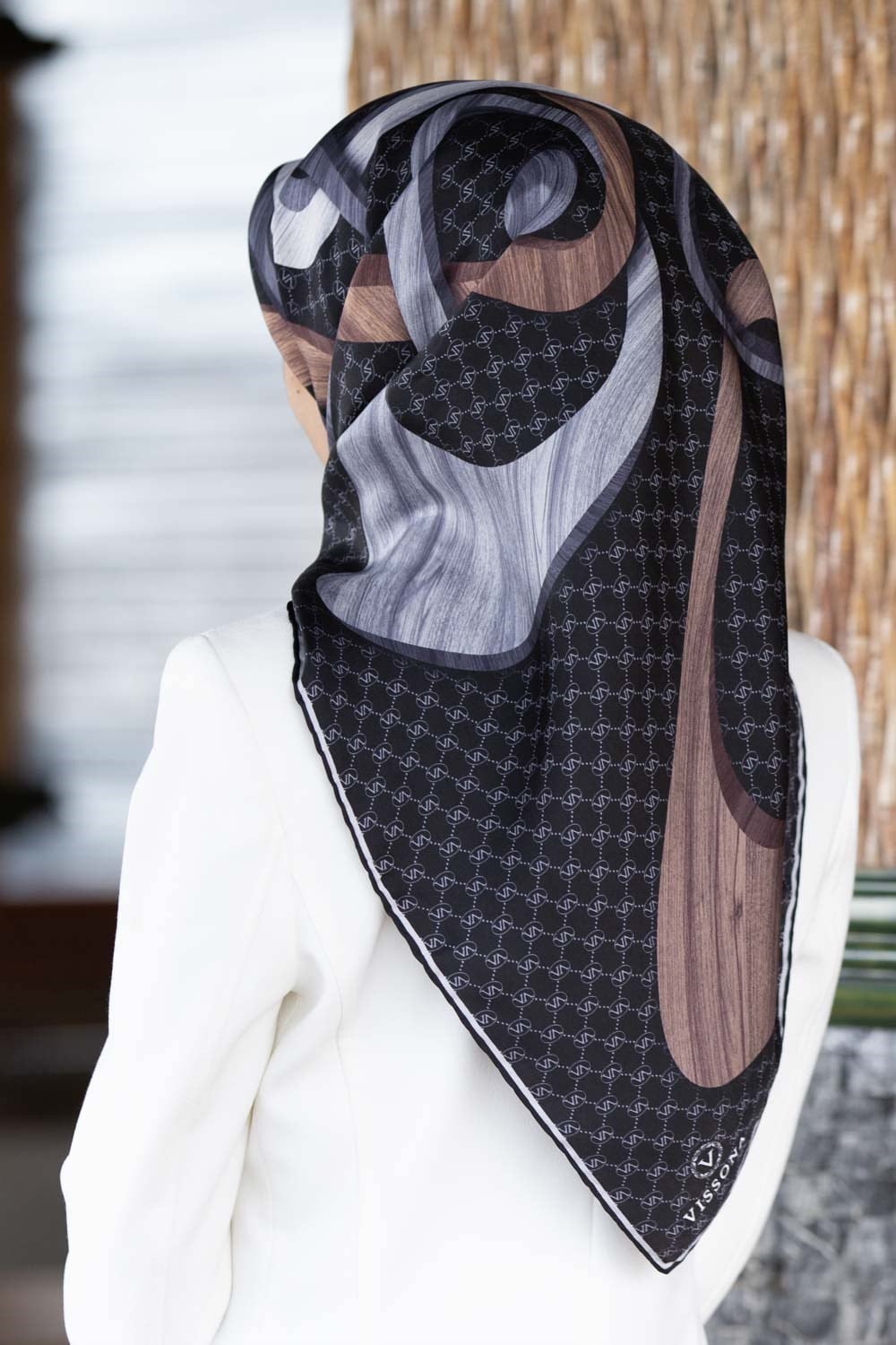100% Twill Geometrik Halka Desenli Siyah - Gri Renkli 90x90 Dikim Şekli : El Dikişi Eşarp
