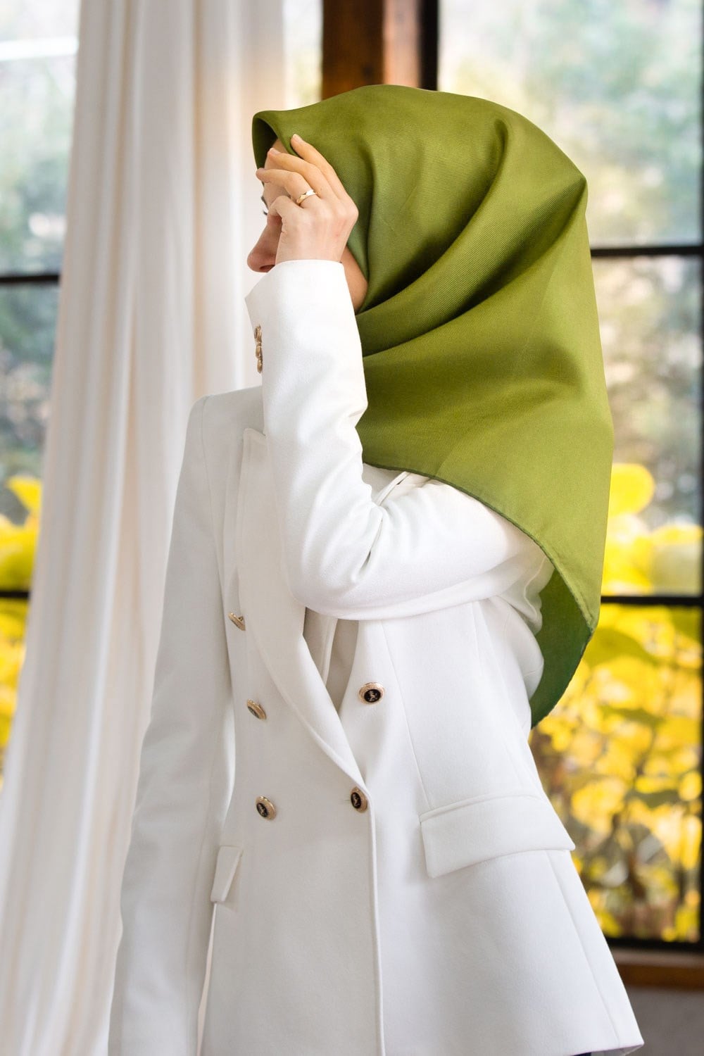 %100 Twill İpek Düz Desenli Küf Yeşili Renkli Daha Tok Exclusive Serisi 90x90 Eşarp Dikim Şekli : El Dikişi