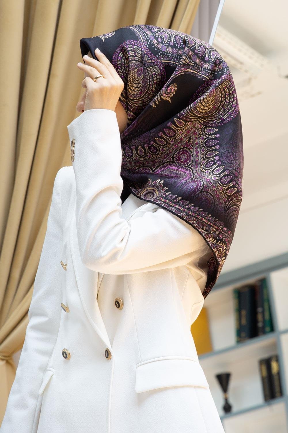 %100 Twill İpek Şal Desenli Siyah Renkli 90x90 Eşarp Dikim Şekli : El Dikişi