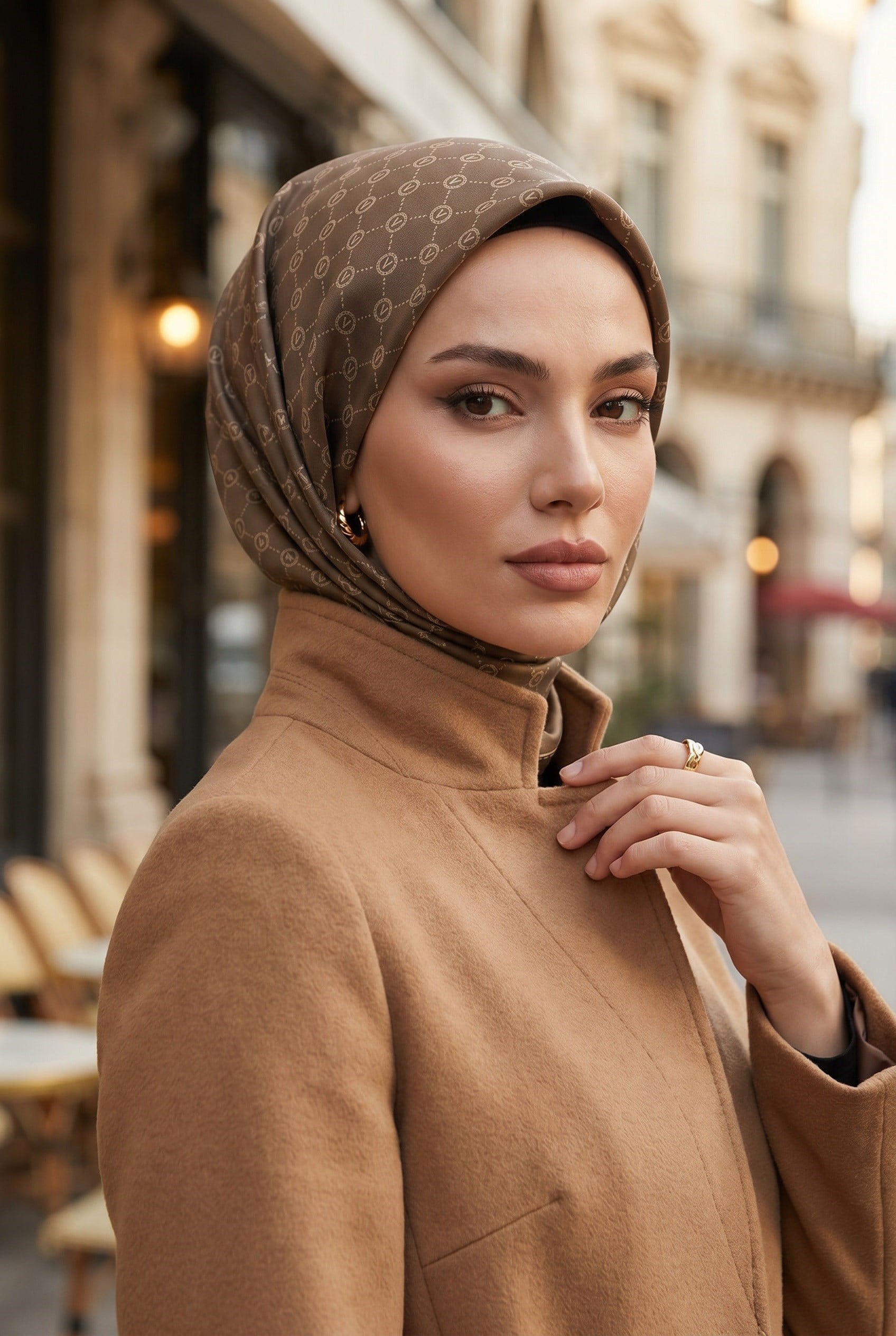 %100 Twill İpek Monogram Desenli Sütlü Kahve Renkli 90x90 Eşarp Dikim Şekli : El Dikişi