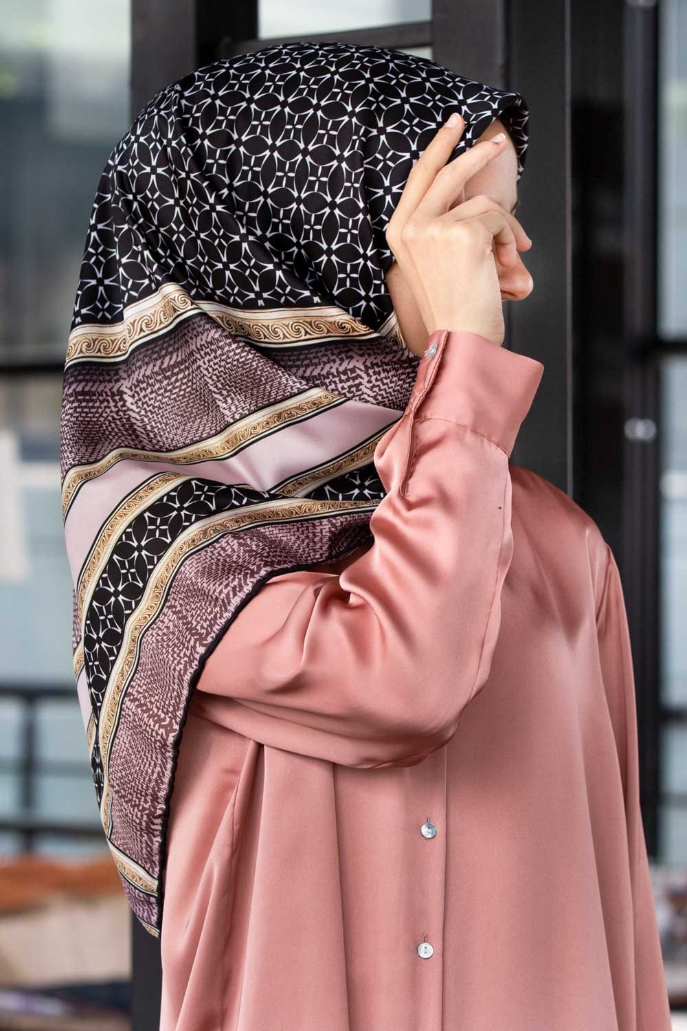 Twill Gold Bordürlü Geometrik Desenli Vizon Renkli 90x90 Eşarp (İpek İçermez) Kenar Dikiş Şekli El Dikişli