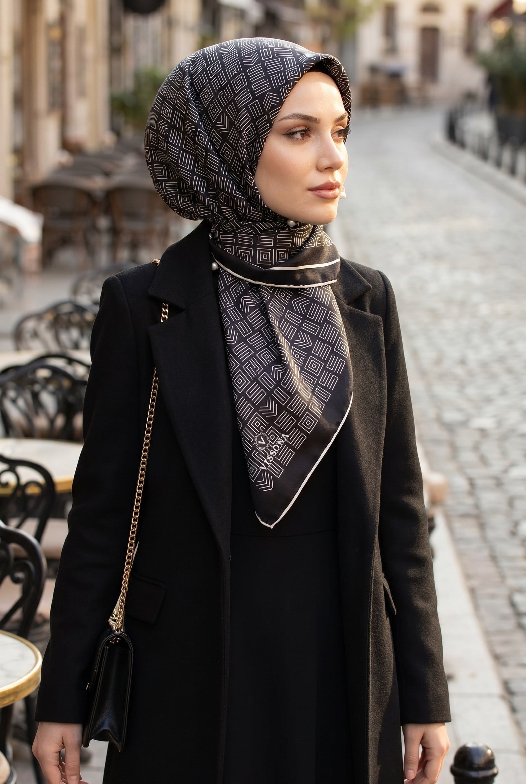 100% Twill İpek Etnik Motif Desenli Siyah - Krem Renkli 90x90 Dikim Şekli : El Dikişi Eşarp