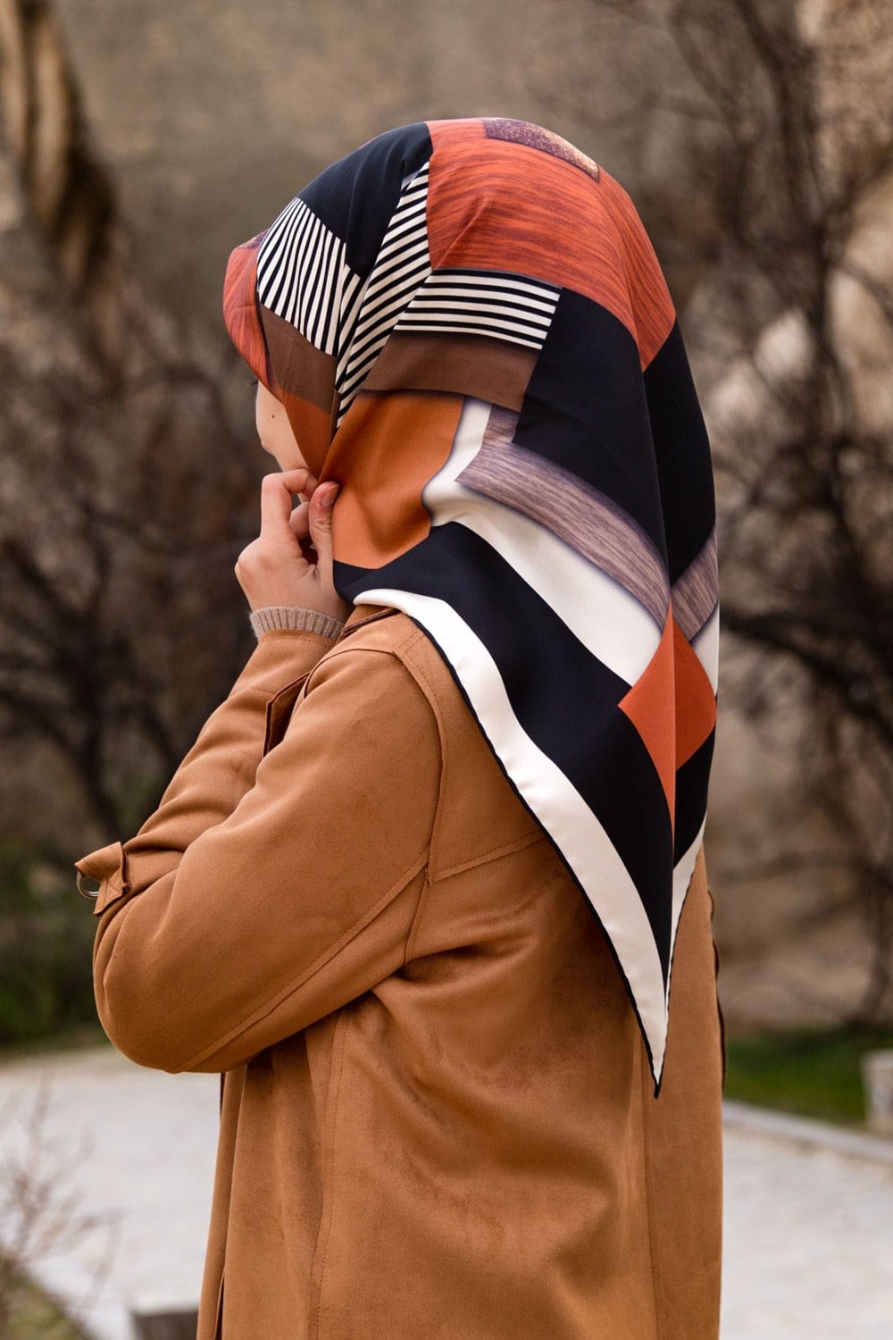 100% Twill İpek Geometrik Desenli Taba - Siyah Renkli 90x90 Dikim Şekli : El Dikişi Eşarp