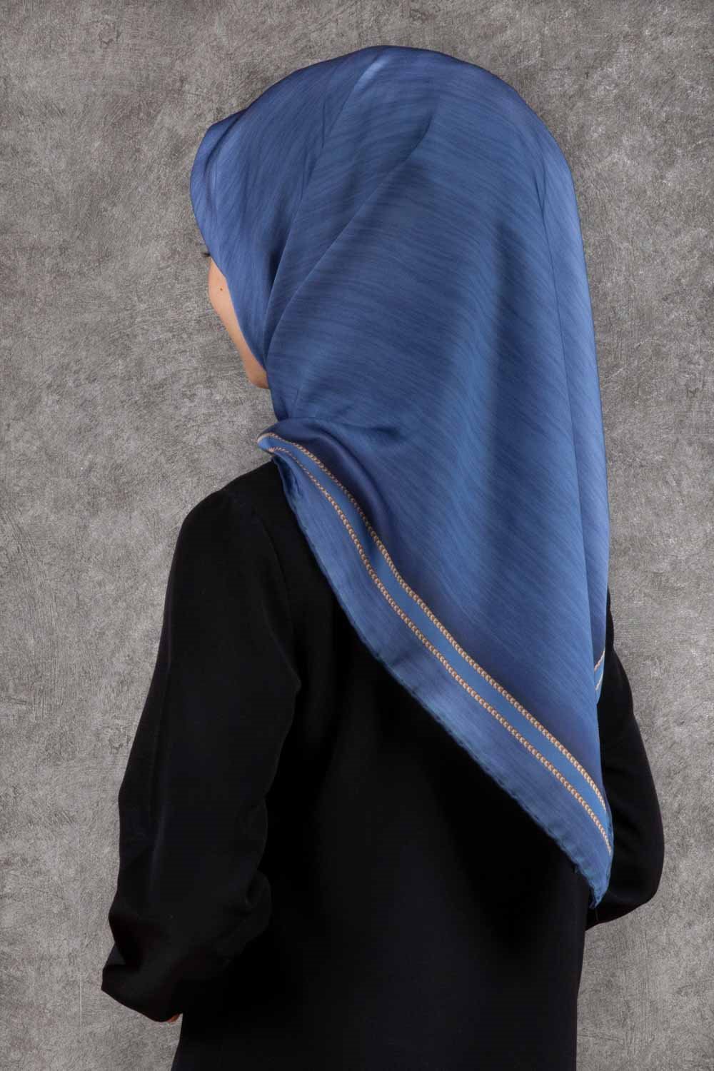 Twill Efektli Bordür Desenli Bebe Mavisi Renkli 90x90 Eşarp (İpek İçermez) Dikim Şekli : El Dikişi