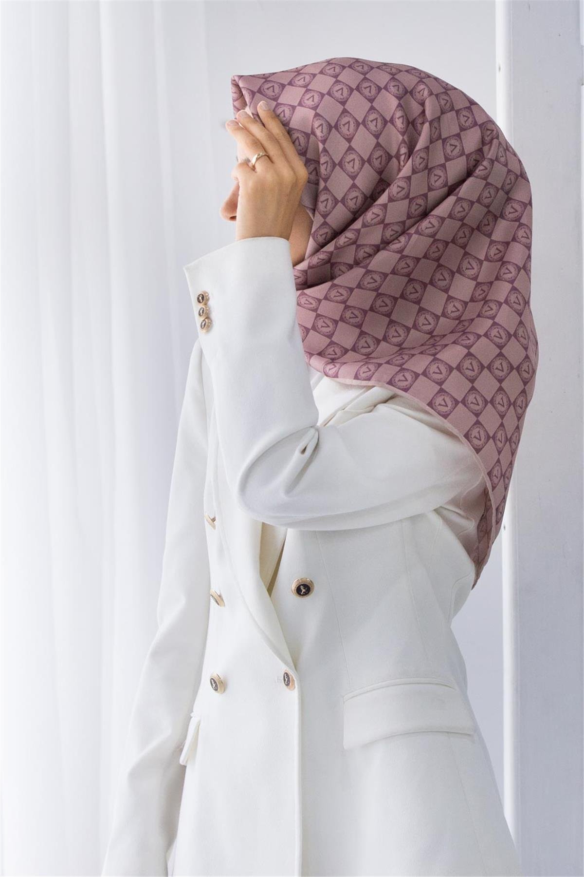 %100 Twill İpek Monogram Desenli Pudra Renkli 90x90 Eşarp Dikim Şekli : El Dikişi
