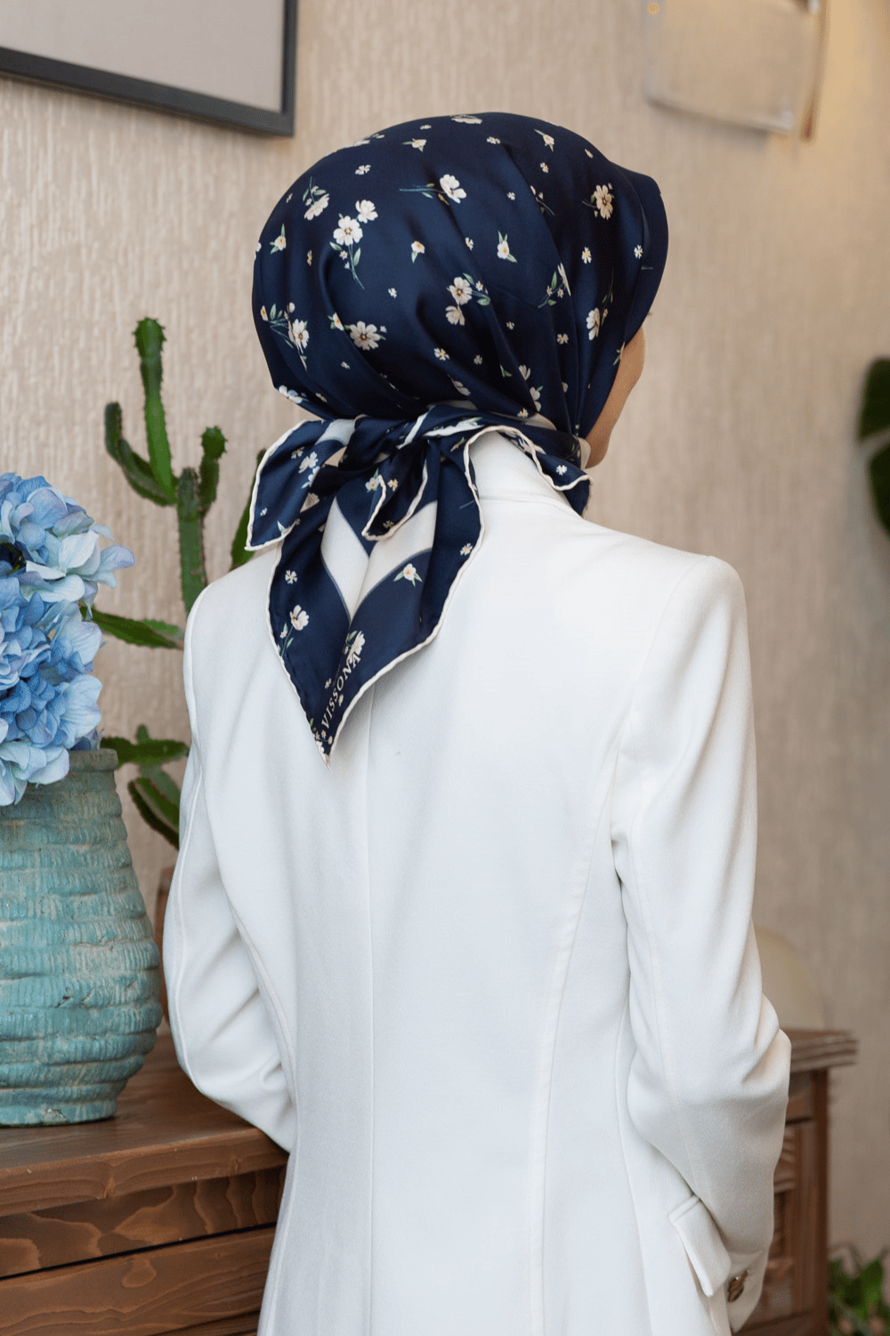 % 57 İPEK % 43 VİSKON Twill İpek Çıtır Çiçek Desenli Lacivert - Krem Renkli 90x90 Eşarp Dikim Şekli : El Dikişi